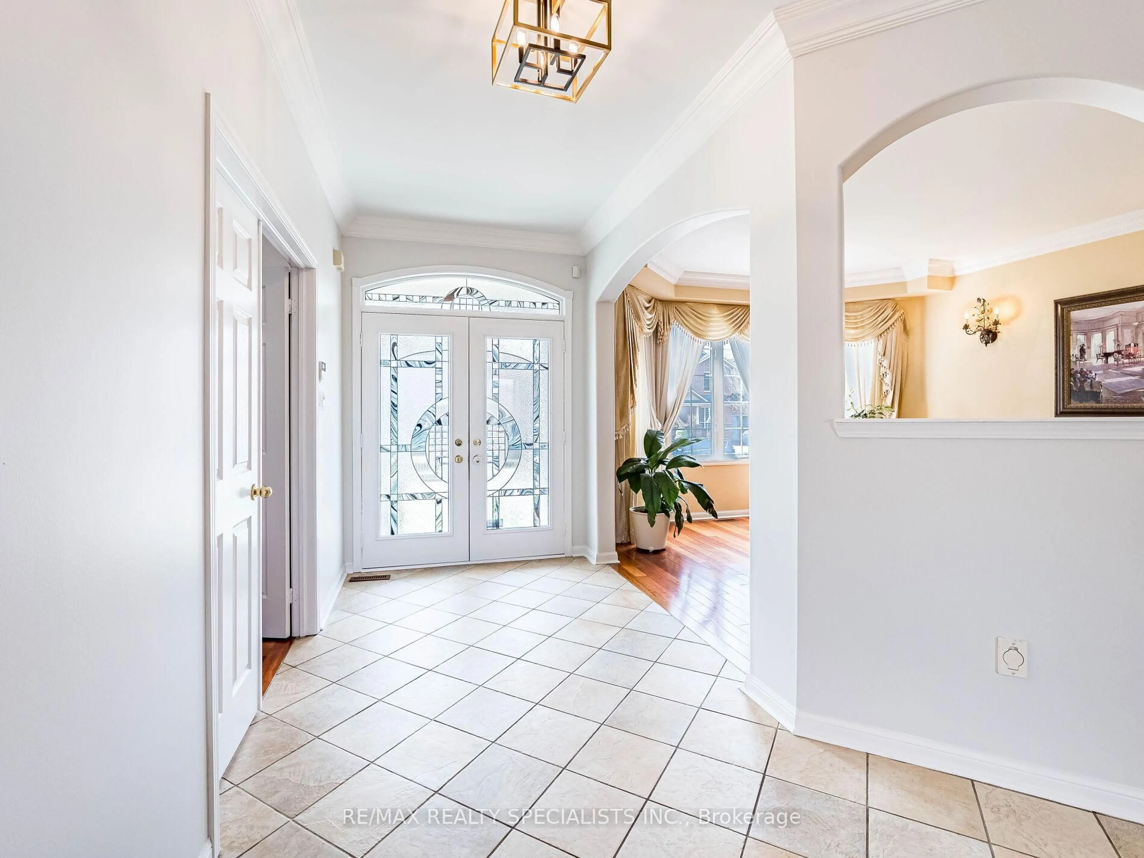 Indoor entryway for 85 Bloomsbury Ave, Brampton Ontario L6P 1S6