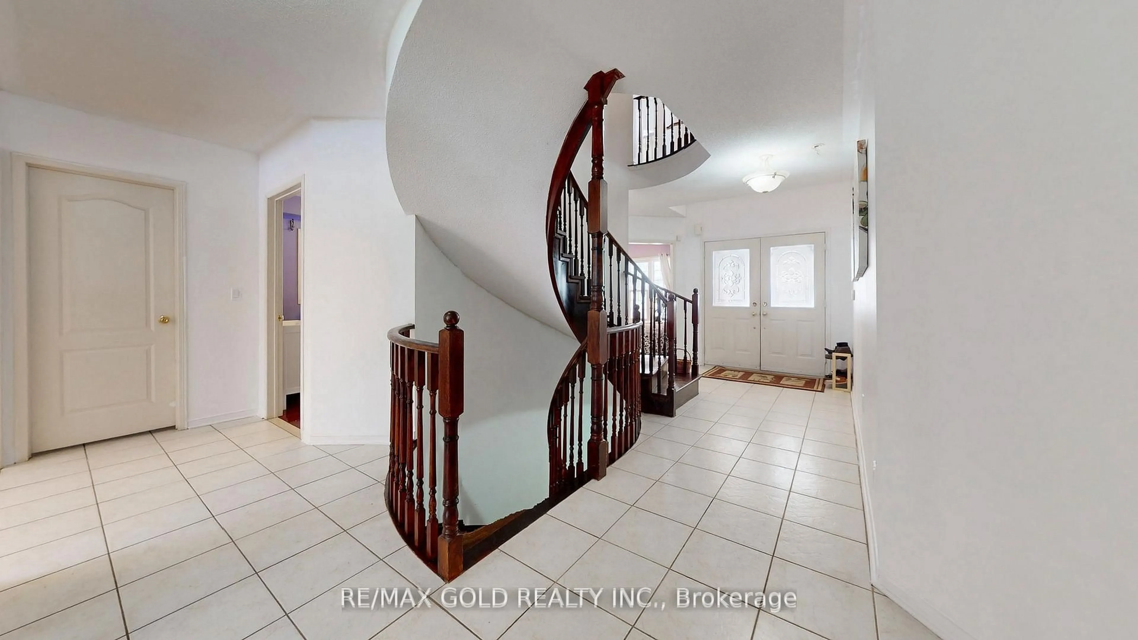 Indoor foyer for 5 Sir David Pl, Brampton Ontario L7A 2E4