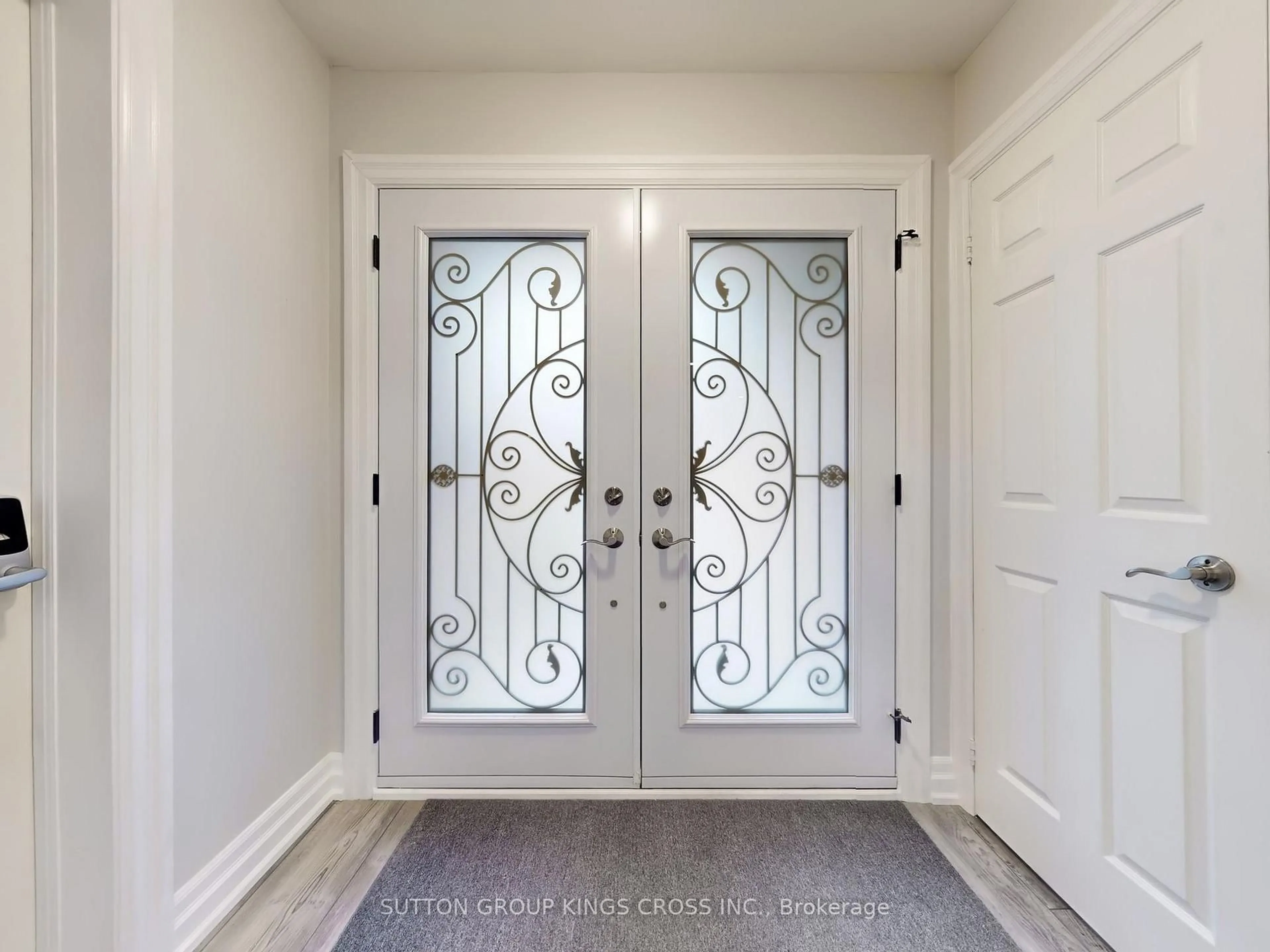 Indoor entryway for 2730 Hammond Rd, Mississauga Ontario L5K 2M3