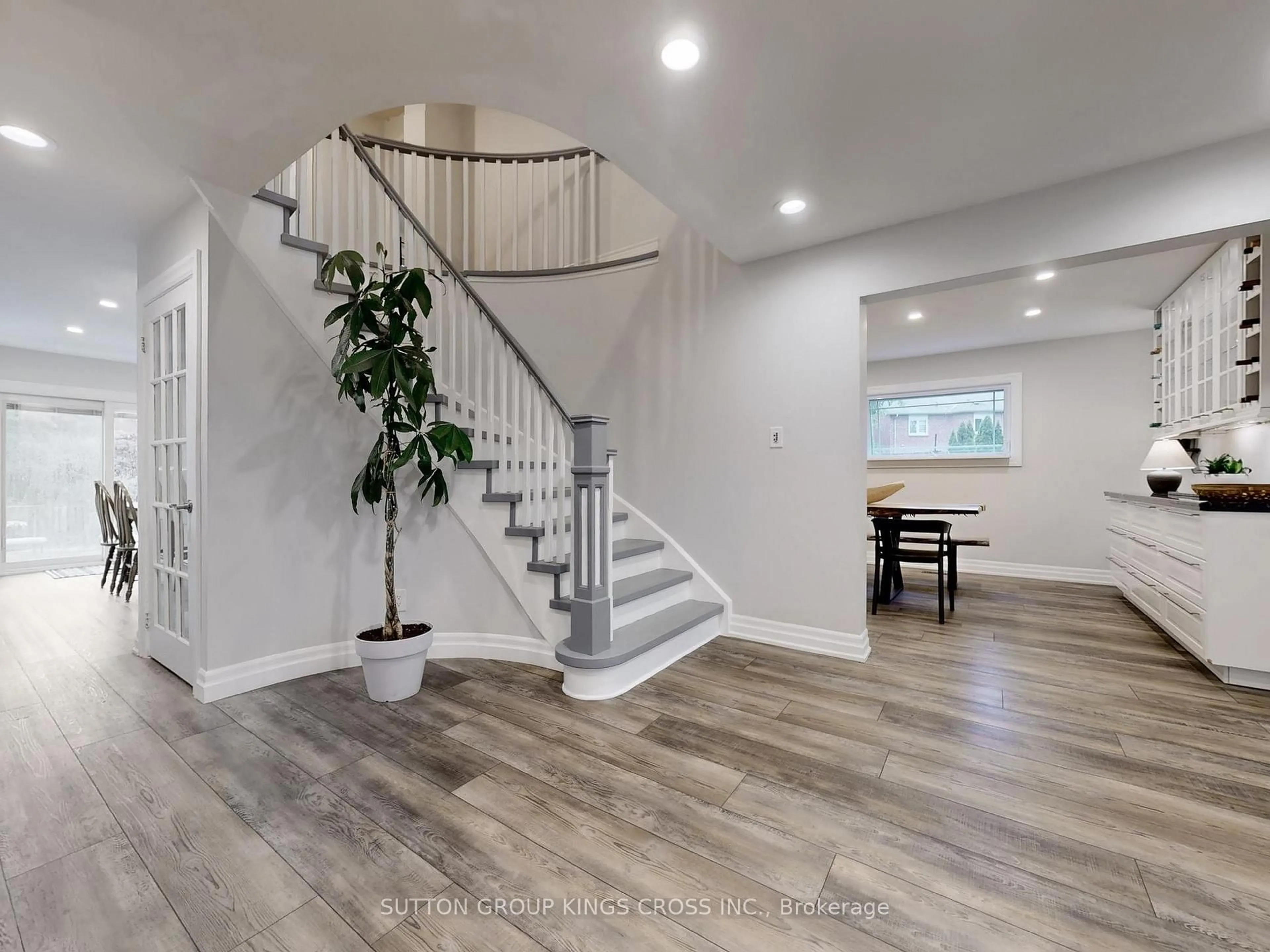 Indoor entryway for 2730 Hammond Rd, Mississauga Ontario L5K 2M3