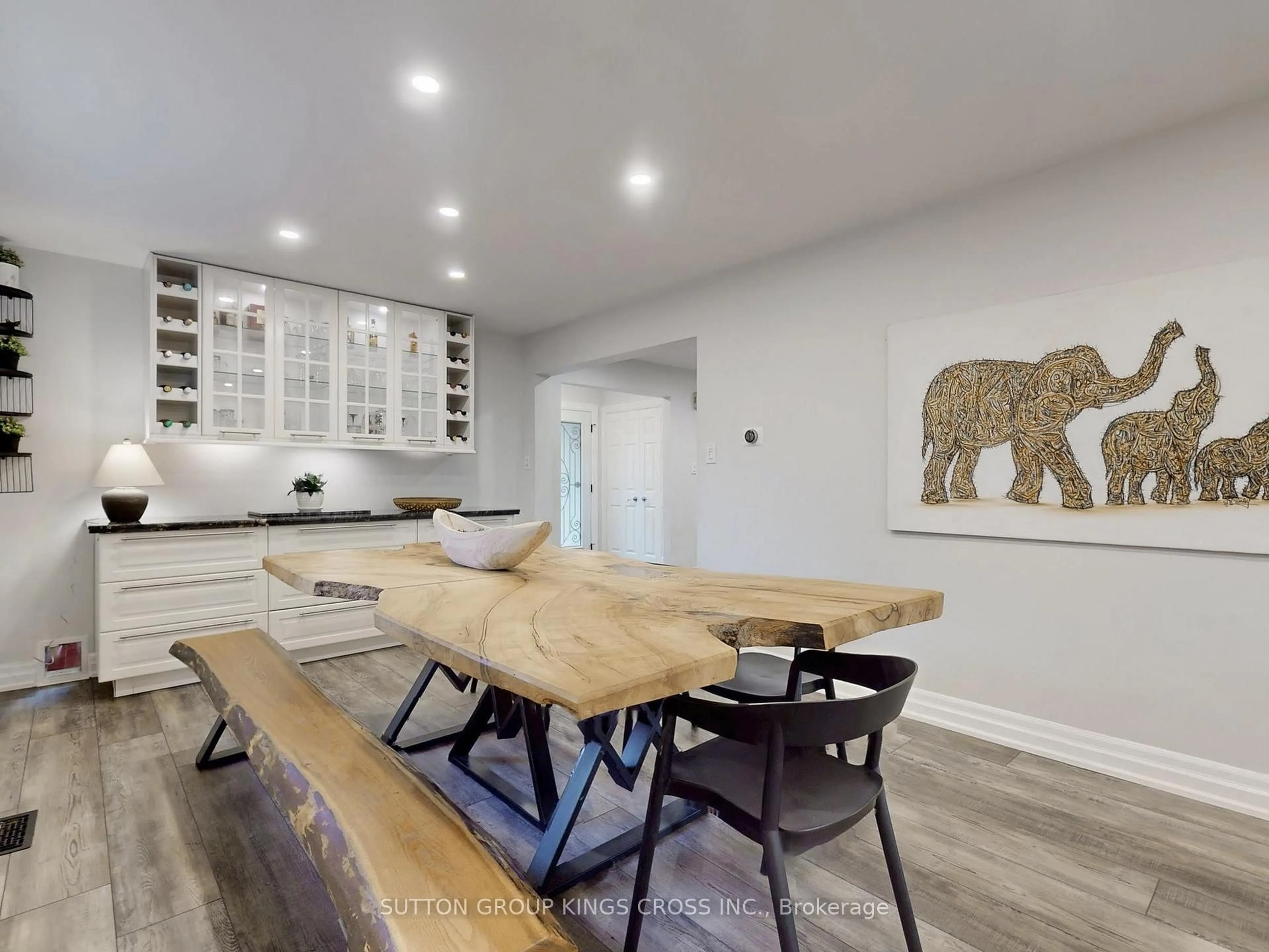 Open concept kitchen, wood/laminate floor for 2730 Hammond Rd, Mississauga Ontario L5K 2M3