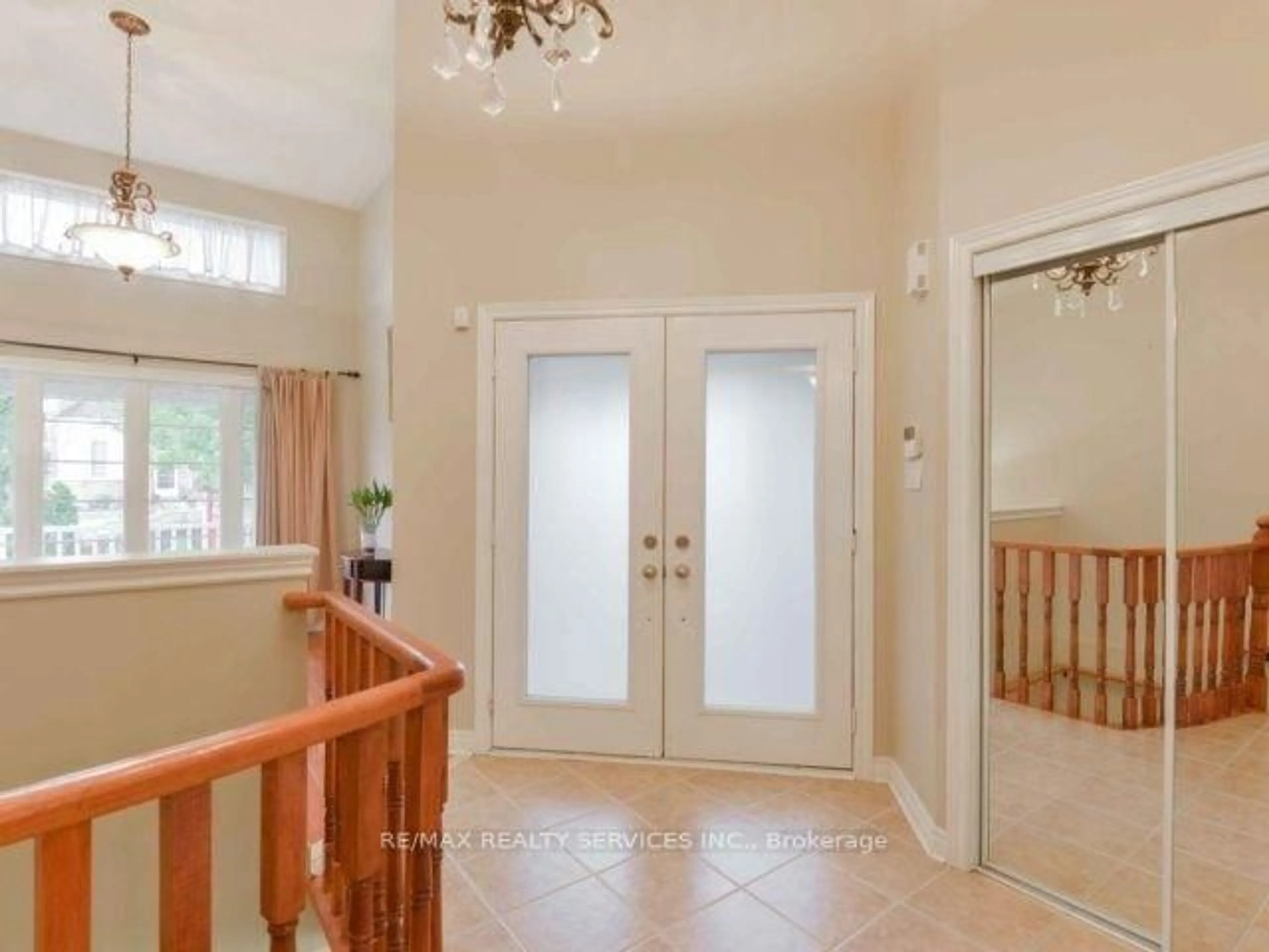 Indoor entryway for 106 Pennyroyal Cres, Brampton Ontario L6S 6J6