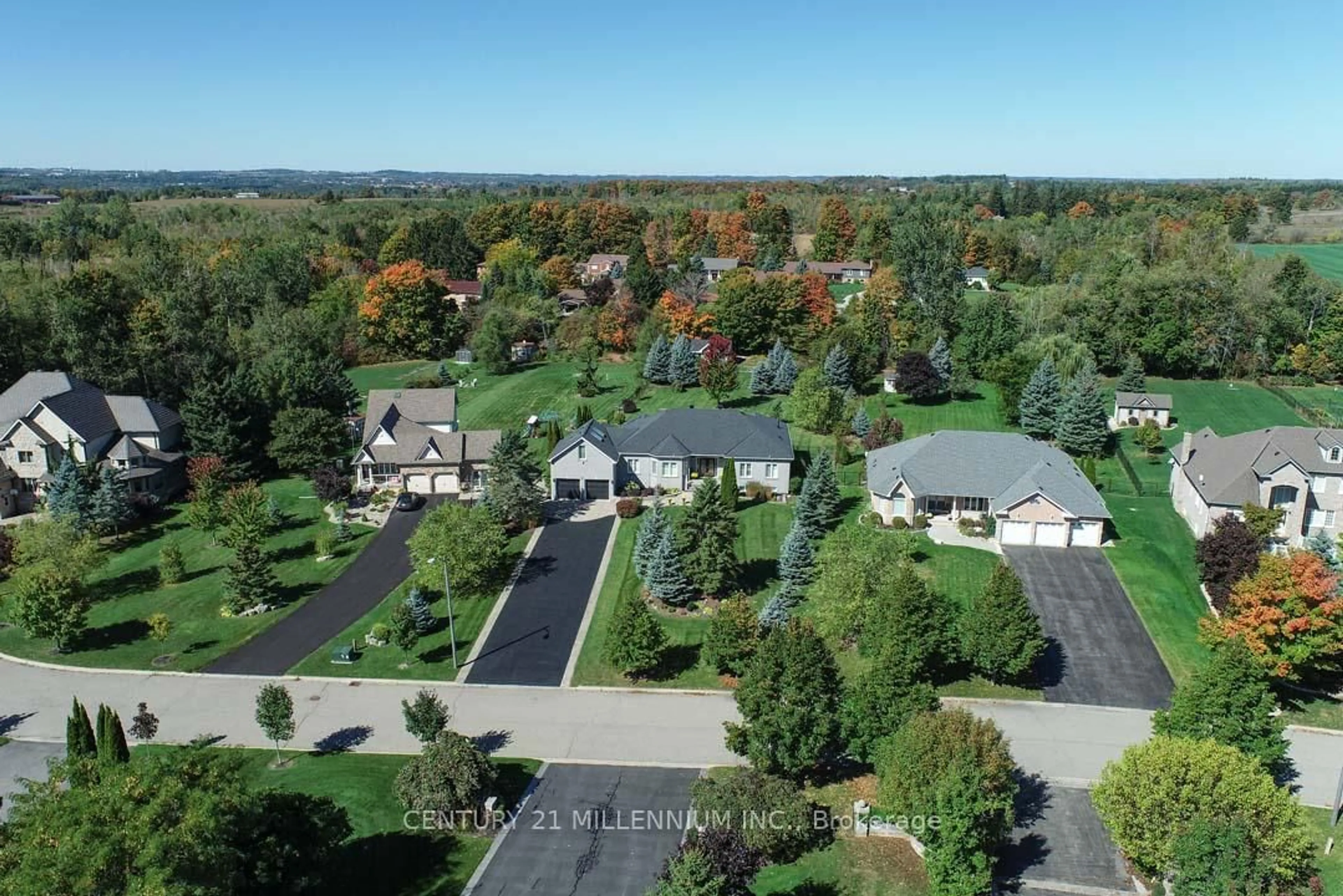 A pic from outside/outdoor area/front of a property/back of a property/a pic from drone, mountain view for 8 Castlewood Crt, Caledon Ontario L7K 0C1