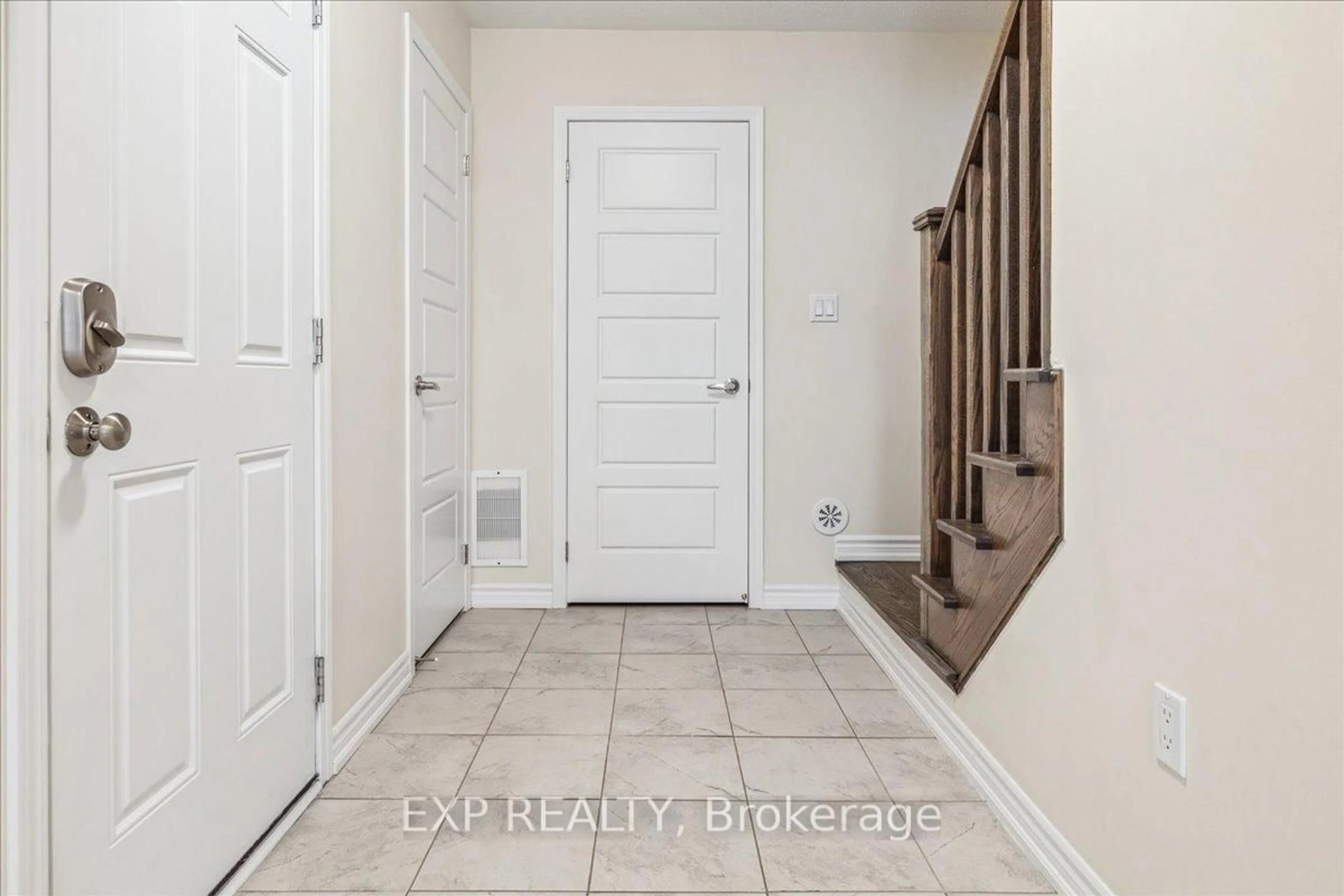 Indoor entryway for 107 Lemieux Crt, Milton Ontario L9E 1E9