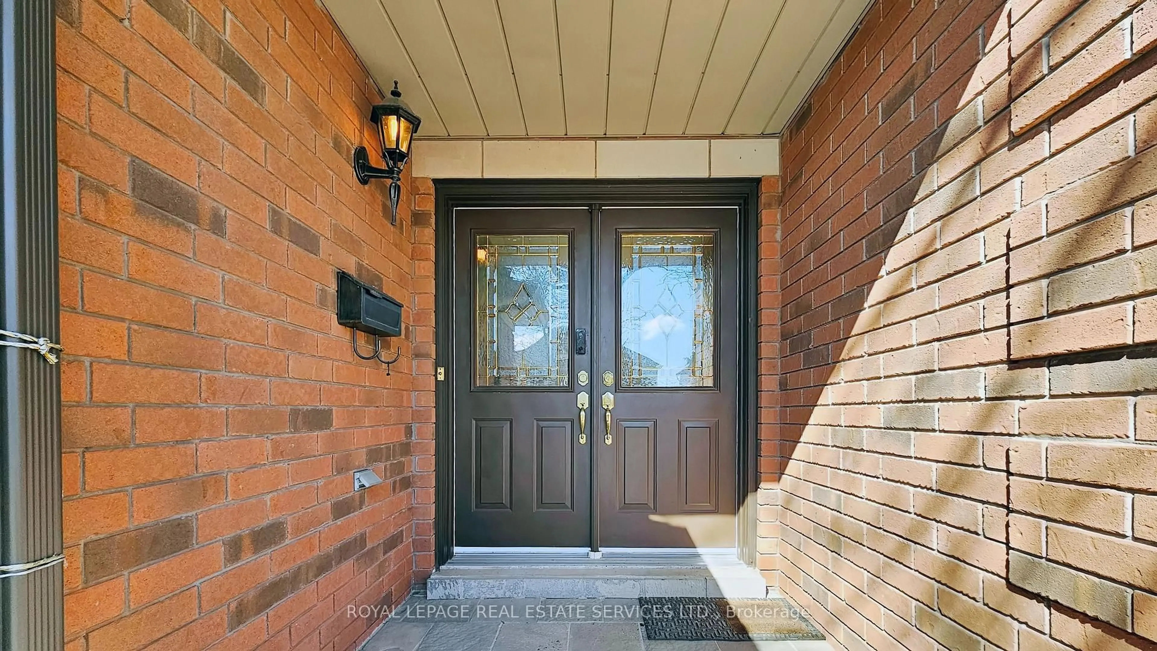 Indoor entryway for 1197 Lindenrock Dr, Oakville Ontario L6H 6T5