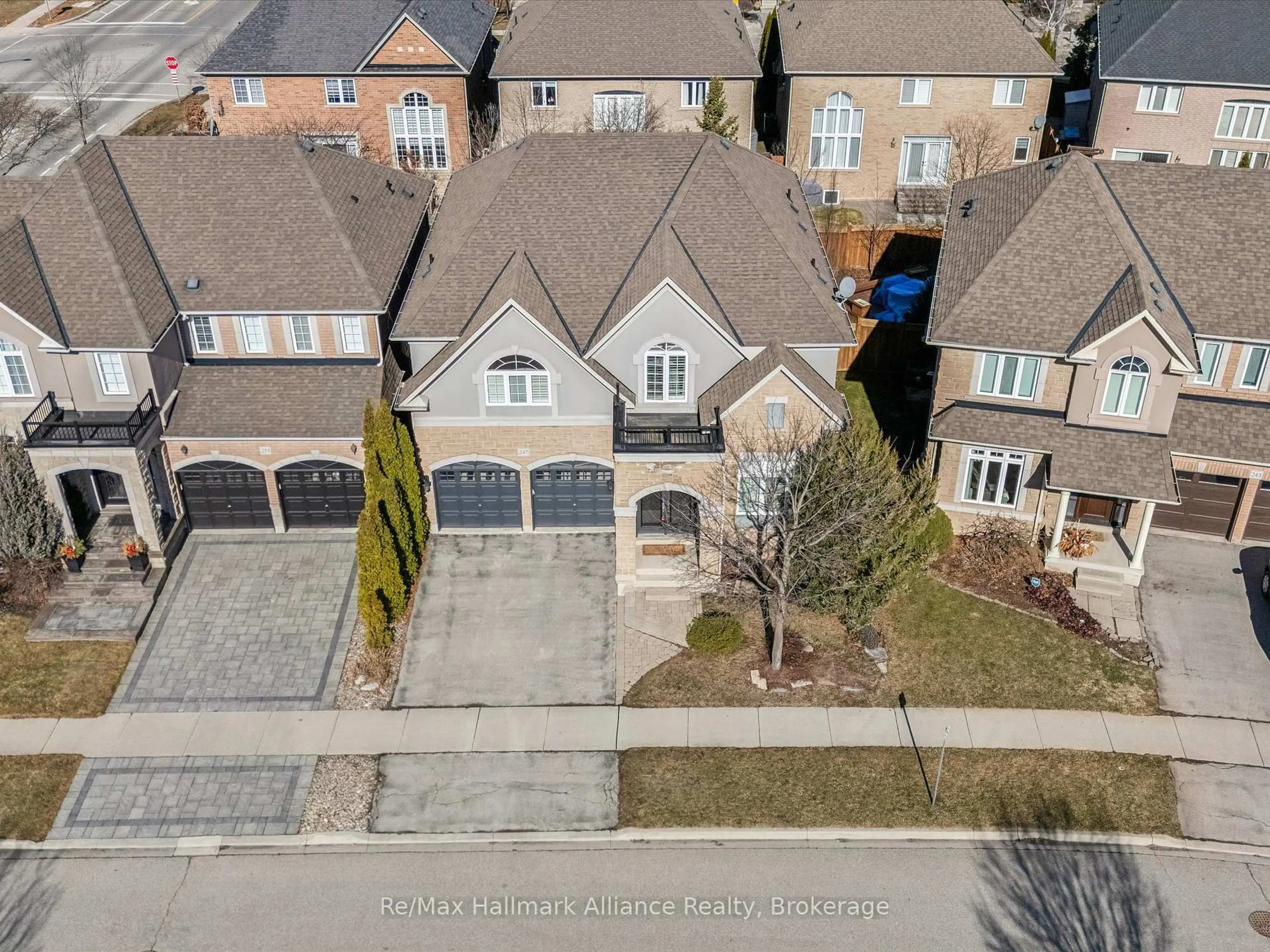 A pic from outside/outdoor area/front of a property/back of a property/a pic from drone, street for 247 Beechtree Cres, Oakville Ontario L6L 0A5