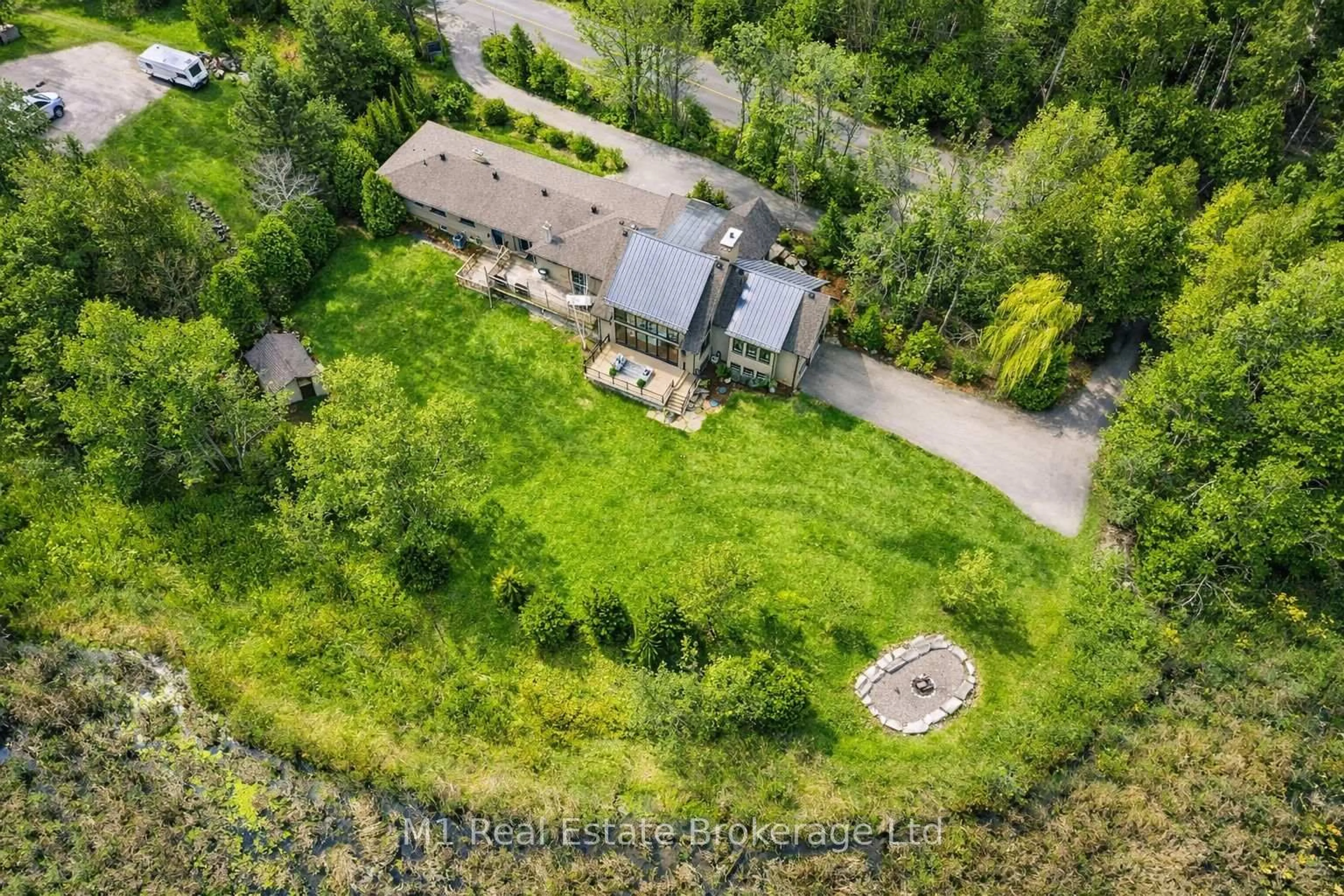 A pic from outside/outdoor area/front of a property/back of a property/a pic from drone, unknown for 13569 Dublin Line, Halton Hills Ontario L7J 2L7
