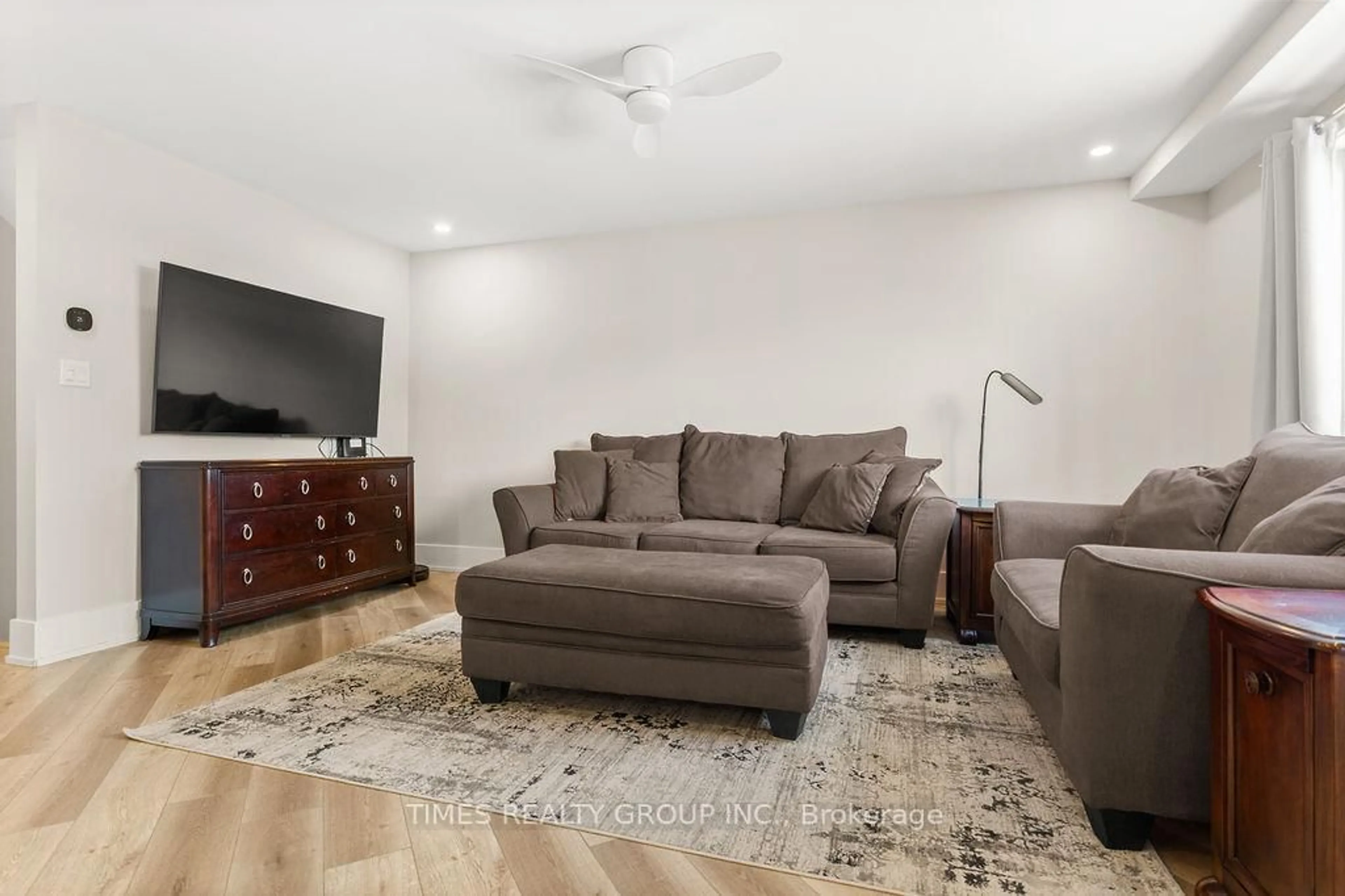 Living room with furniture, unknown for 198 Cullum Crt, Burlington Ontario L7T 4A9