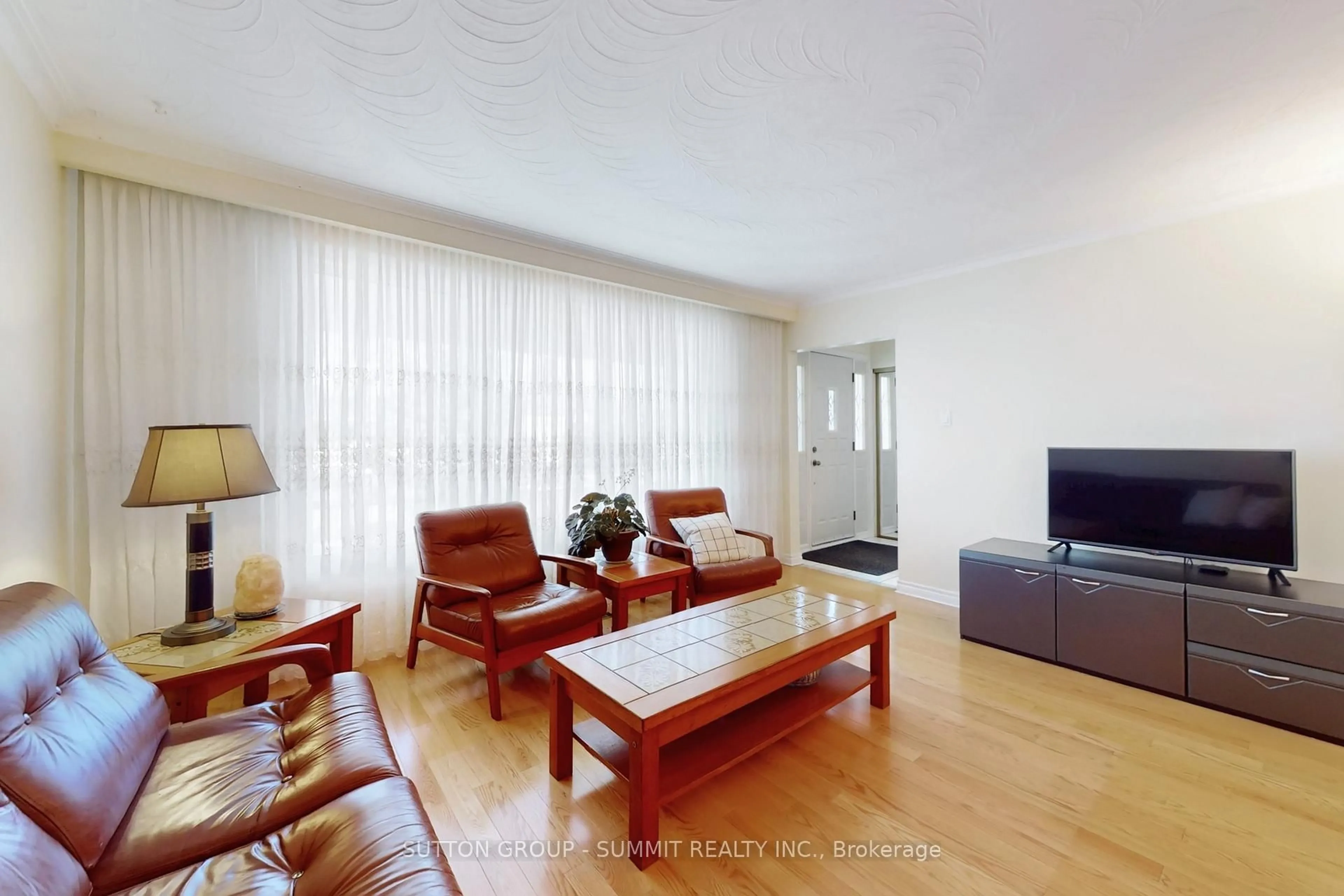 Living room with furniture, wood/laminate floor for 3466 Cedar Creek Dr, Mississauga Ontario L4Y 2Y1