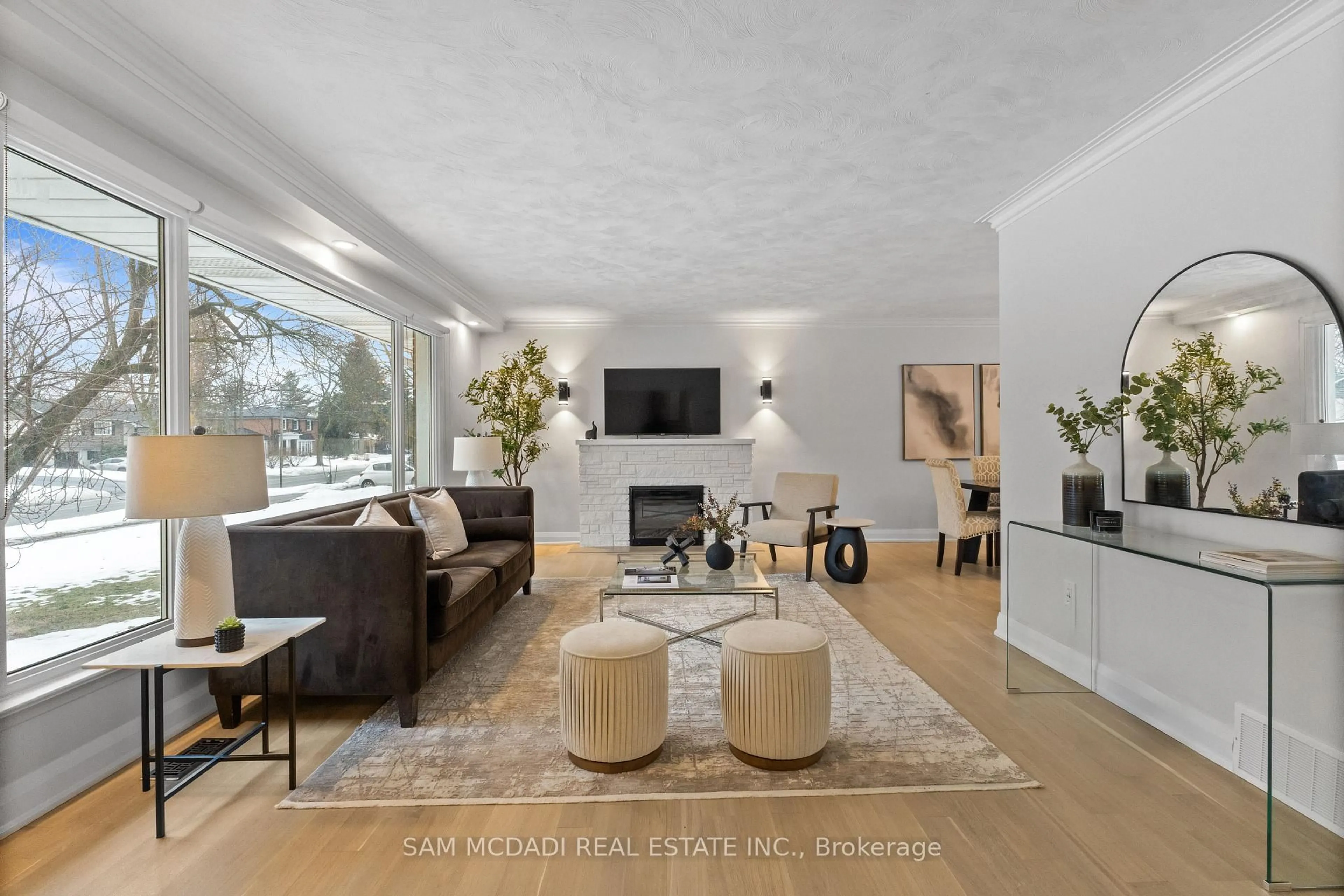 Living room with furniture, unknown for 1639 Truscott Dr, Mississauga Ontario L5J 1Z5