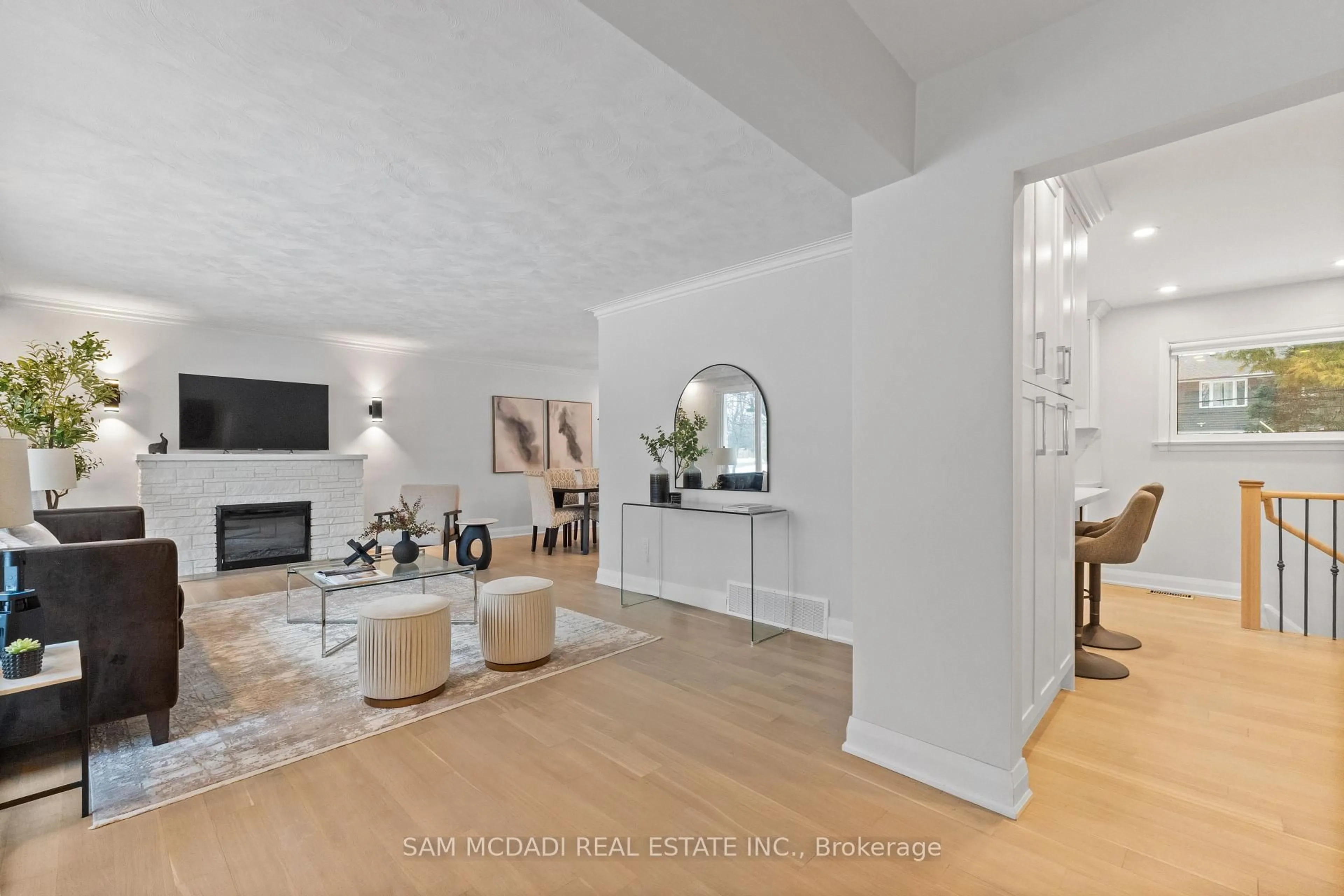 Unknown for 1639 Truscott Dr, Mississauga Ontario L5J 1Z5