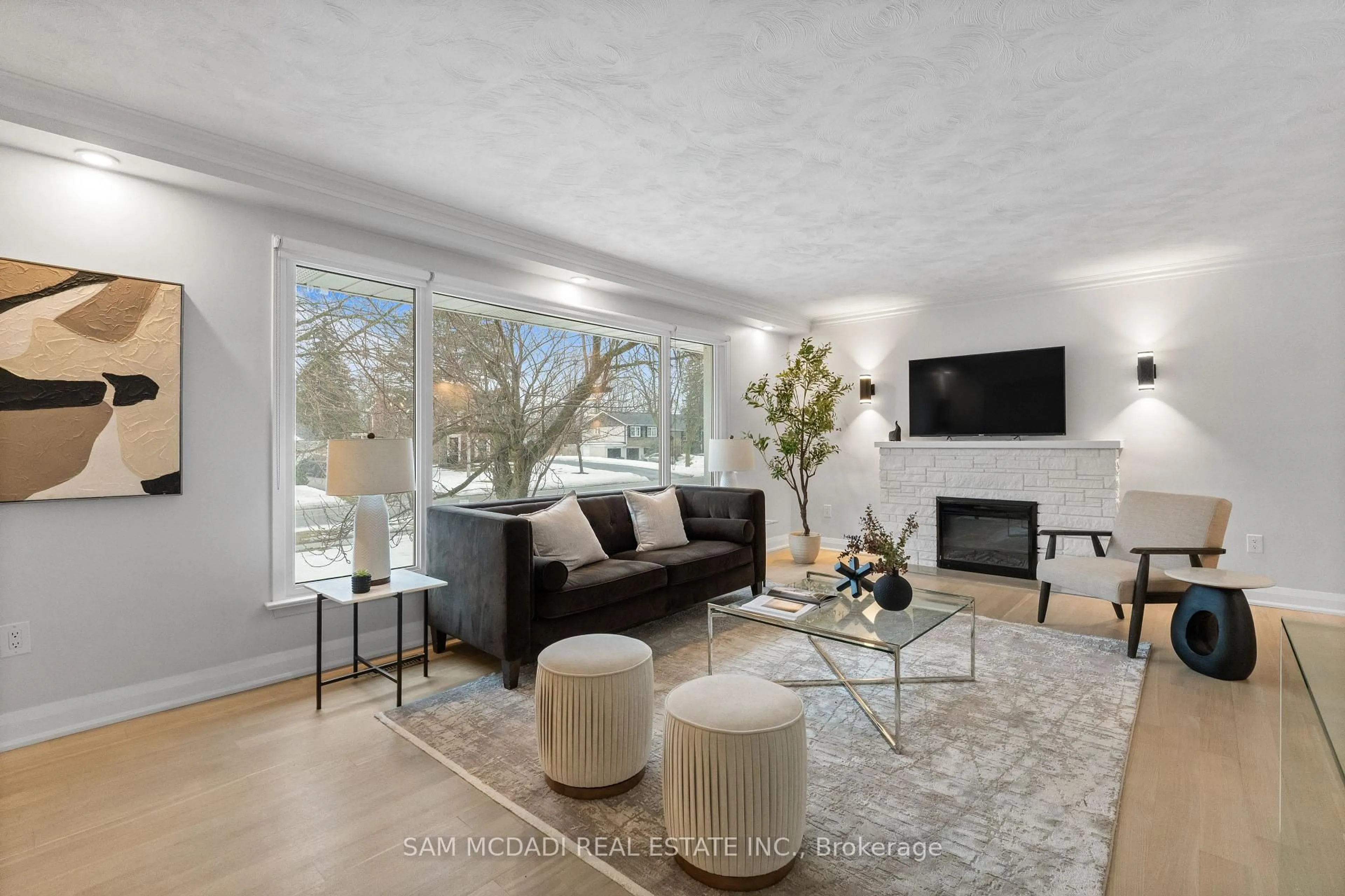 Living room with furniture, unknown for 1639 Truscott Dr, Mississauga Ontario L5J 1Z5