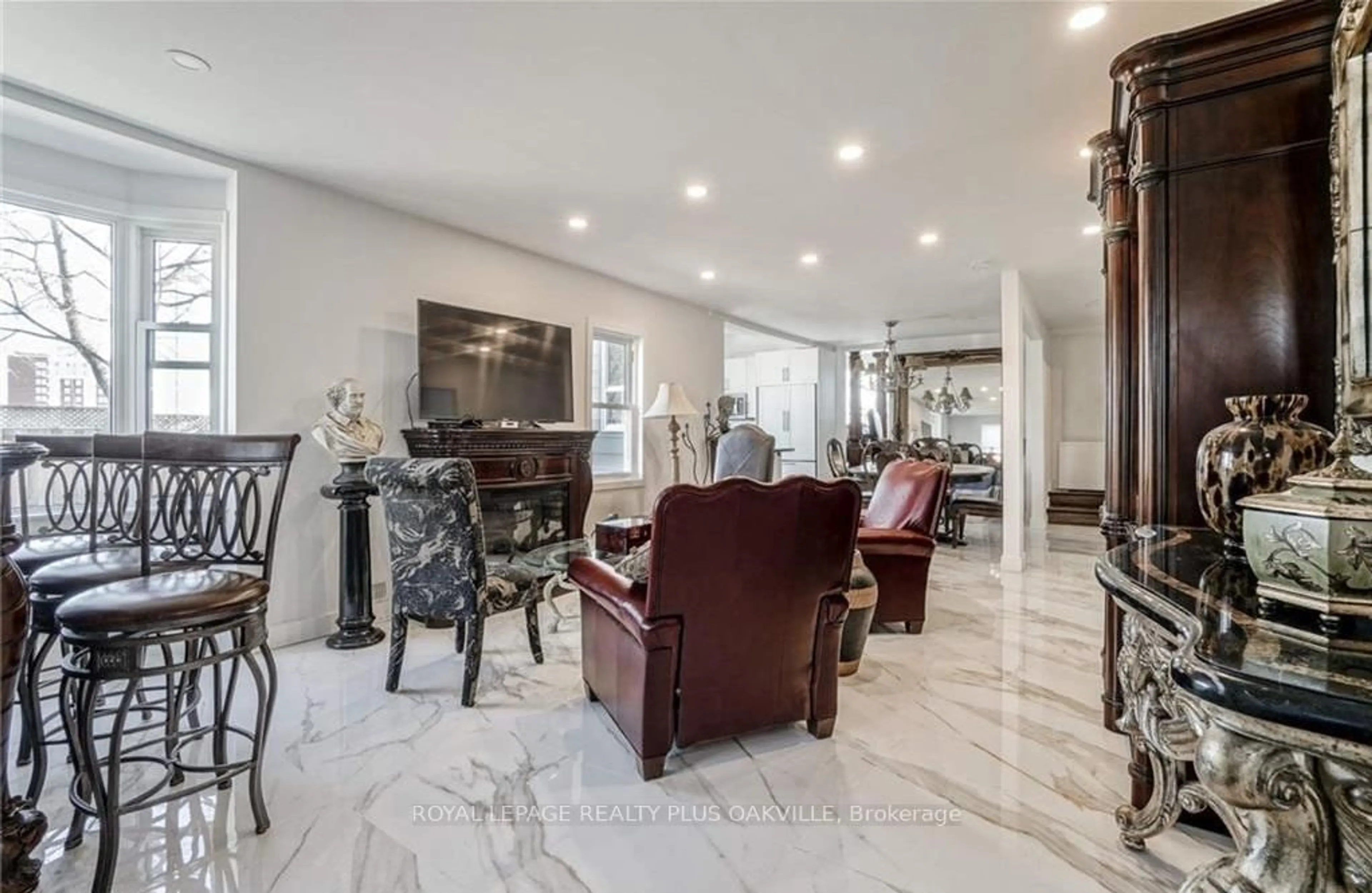 Indoor foyer for 564 Lyons Lane, Oakville Ontario L6J 2Y1