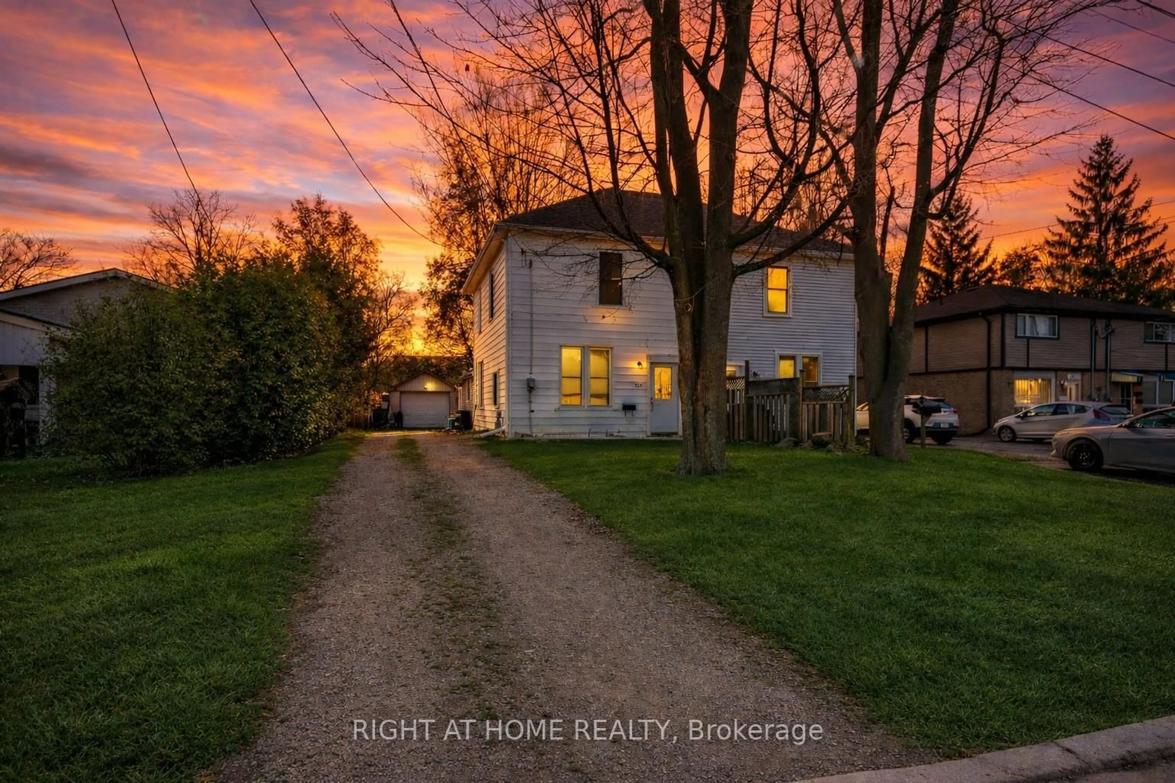 A pic from outside/outdoor area/front of a property/back of a property/a pic from drone, street for 126 Poplar Ave, Halton Hills Ontario L7J 2E2