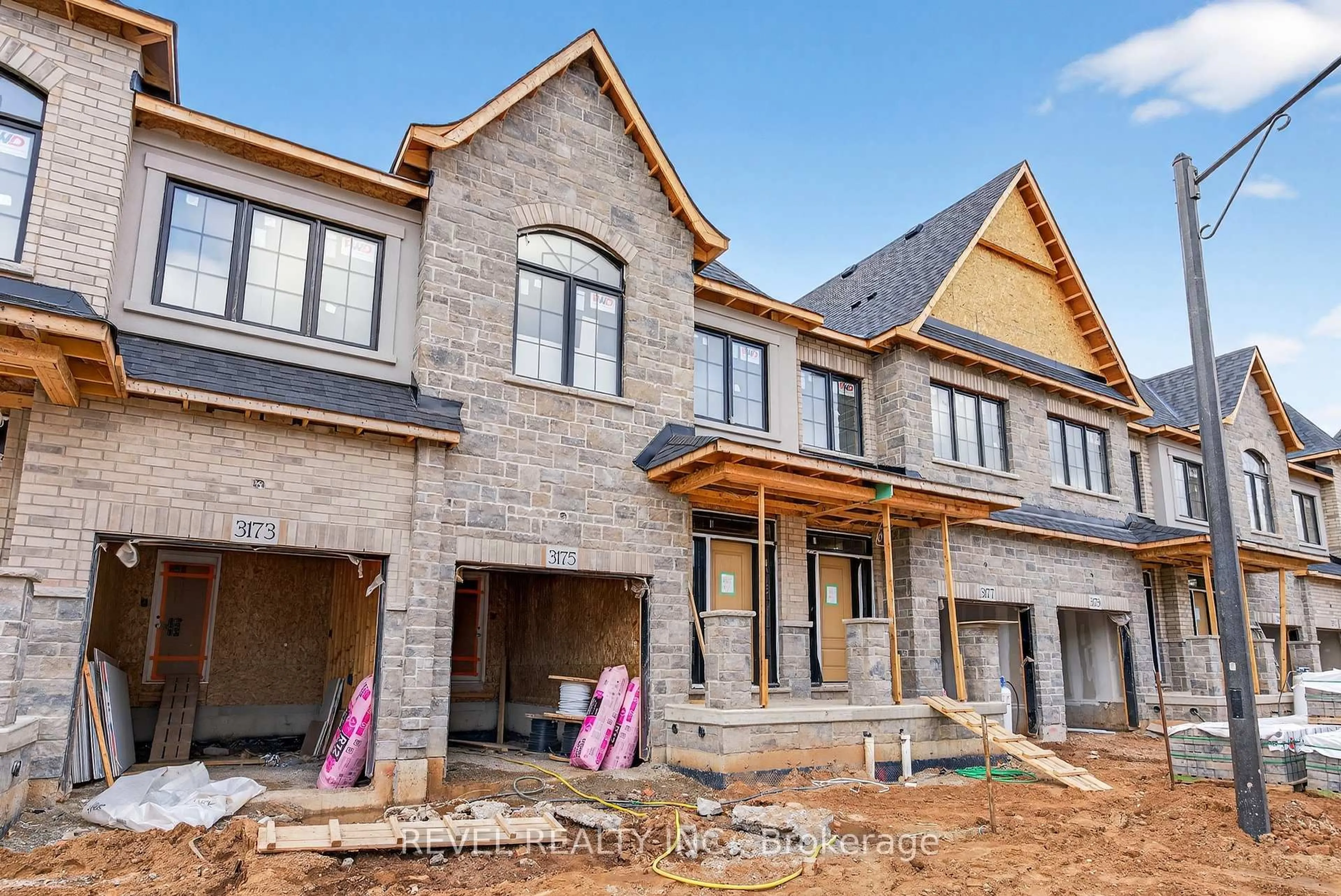 Home with brick exterior material, building for 600 Maplehill Dr #2, Burlington Ontario L7N 2W3