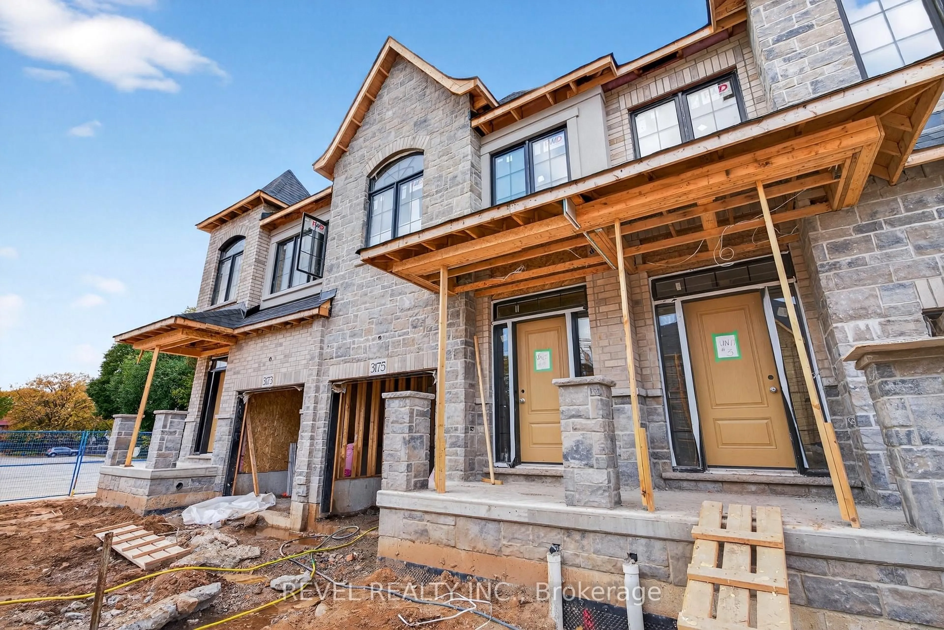 Home with brick exterior material, building for 600 Maplehill Dr #2, Burlington Ontario L7N 2W3