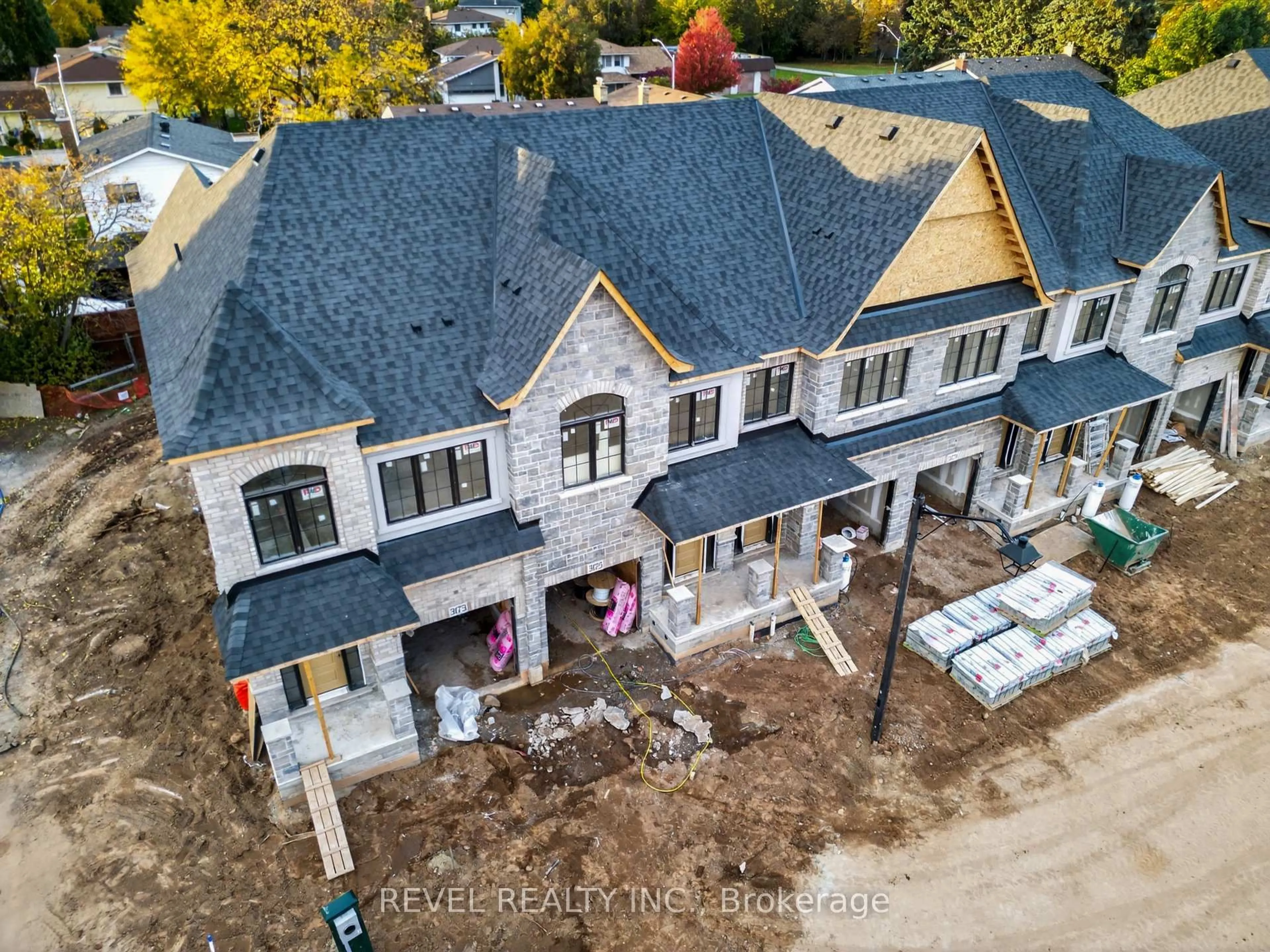 A pic from outside/outdoor area/front of a property/back of a property/a pic from drone, unknown for 600 Maplehill Dr #2, Burlington Ontario L7N 2W3