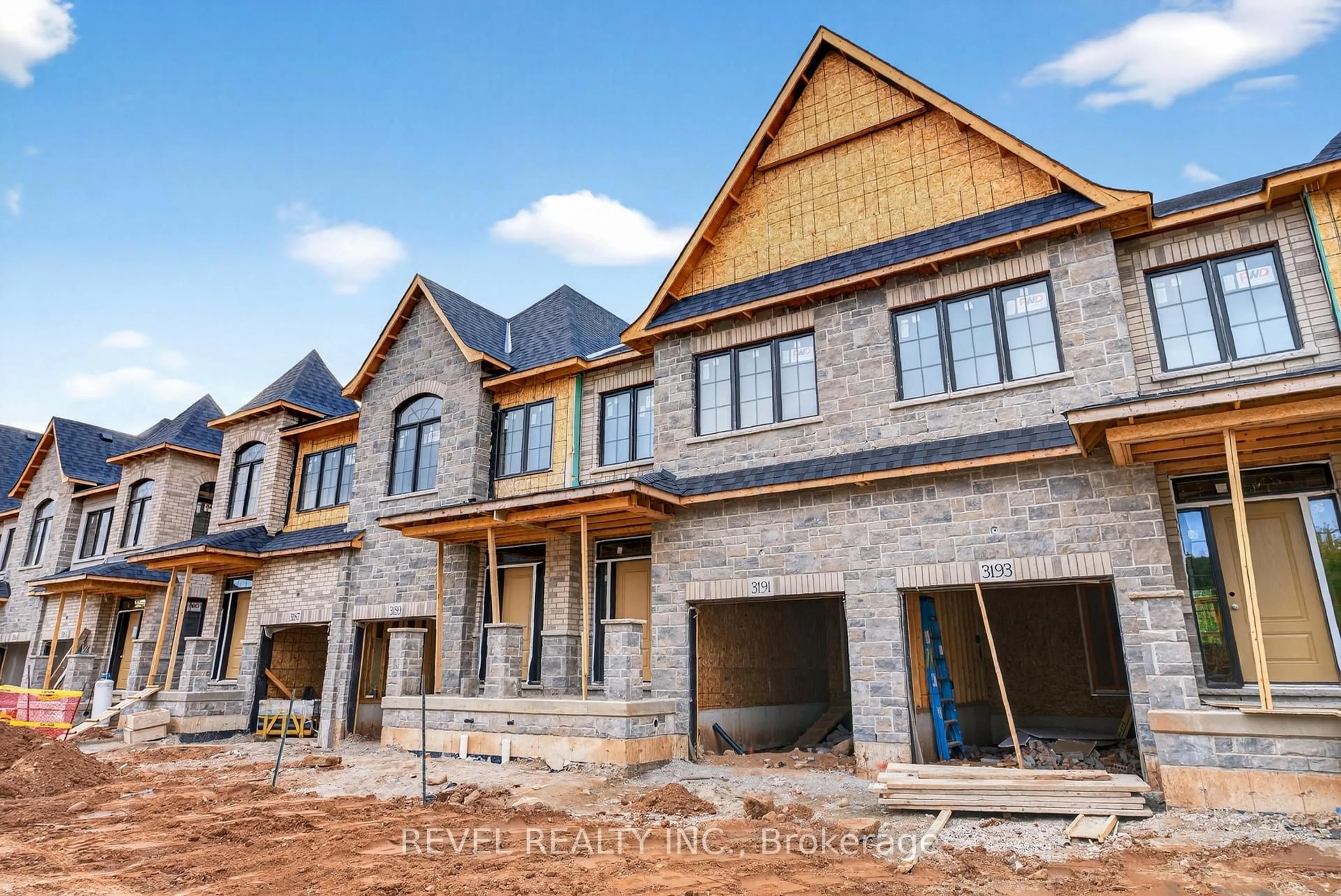 Home with brick exterior material, building for 600 Maplehill Dr #9, Burlington Ontario L7N 2W3