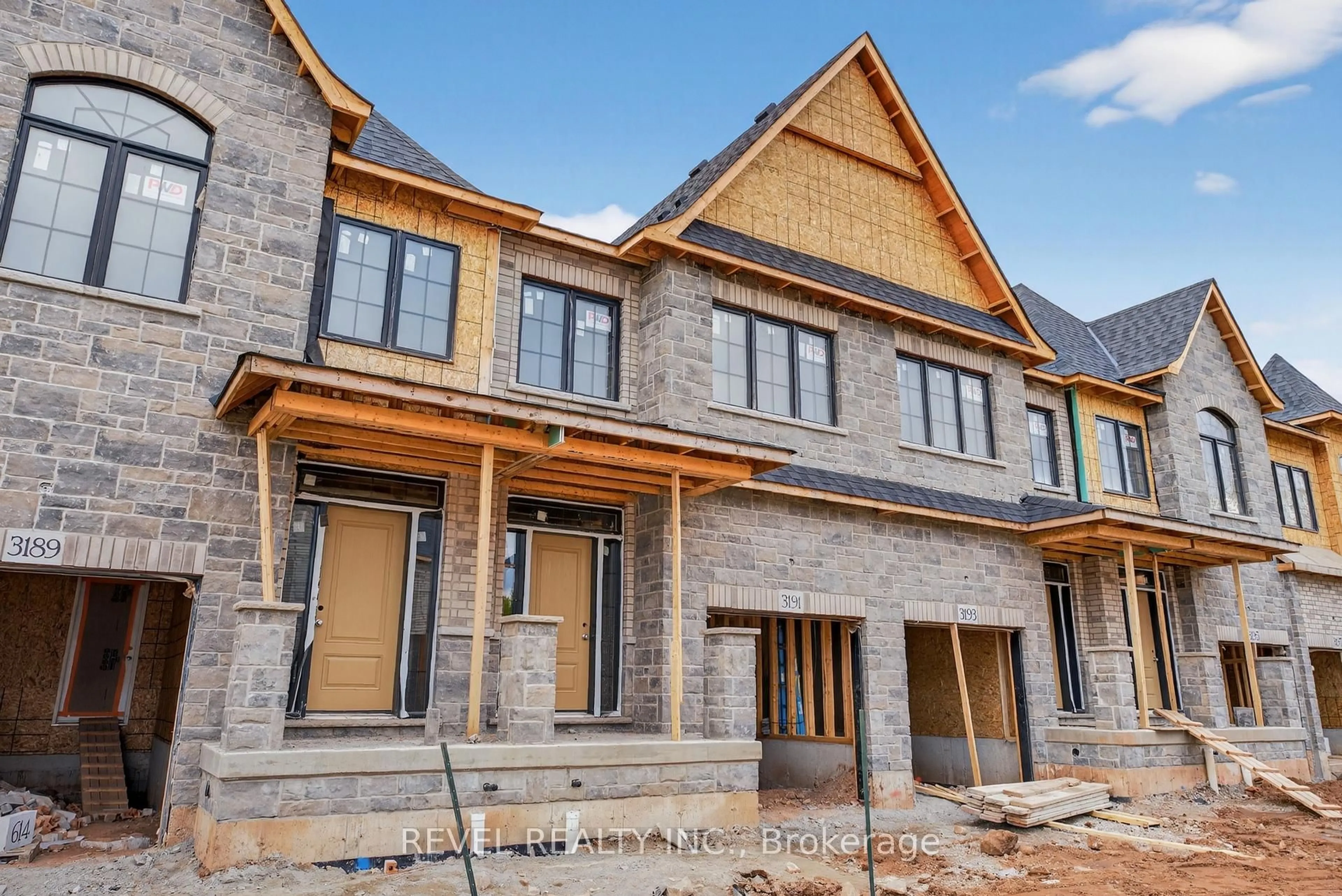 Home with brick exterior material, building for 600 Maplehill Dr #9, Burlington Ontario L7N 2W3