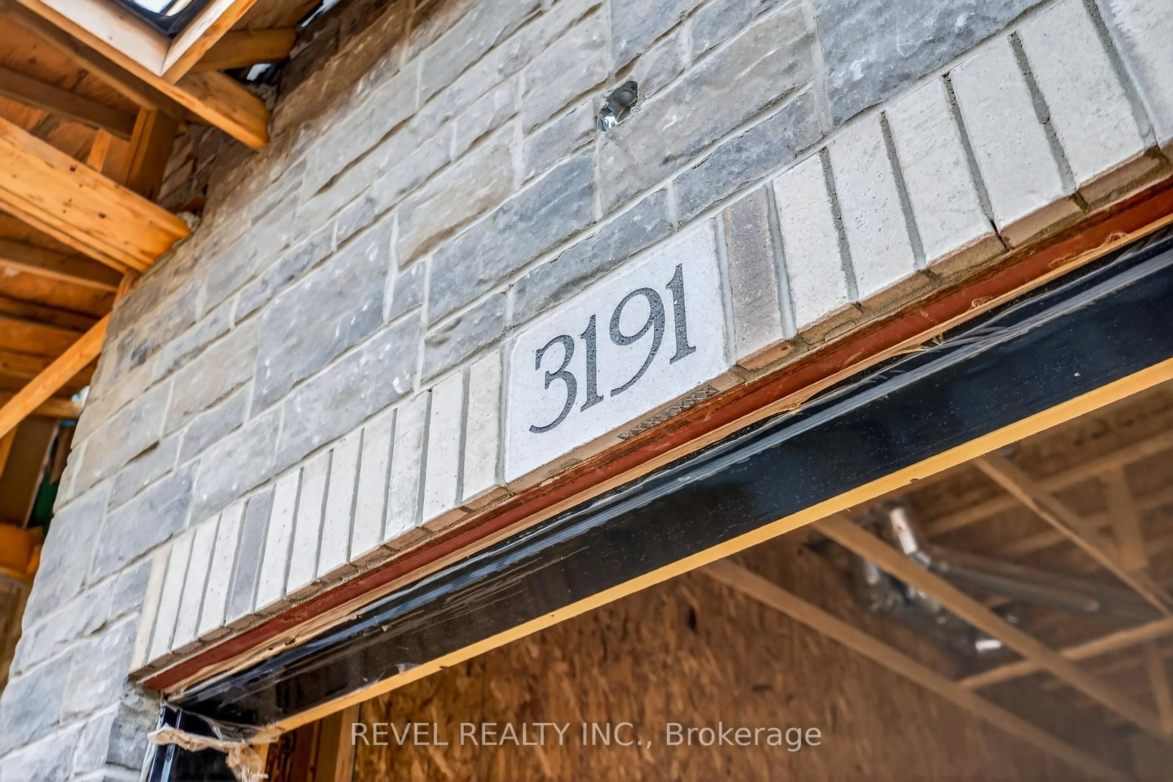 Indoor entryway for 600 Maplehill Dr #9, Burlington Ontario L7N 2W3