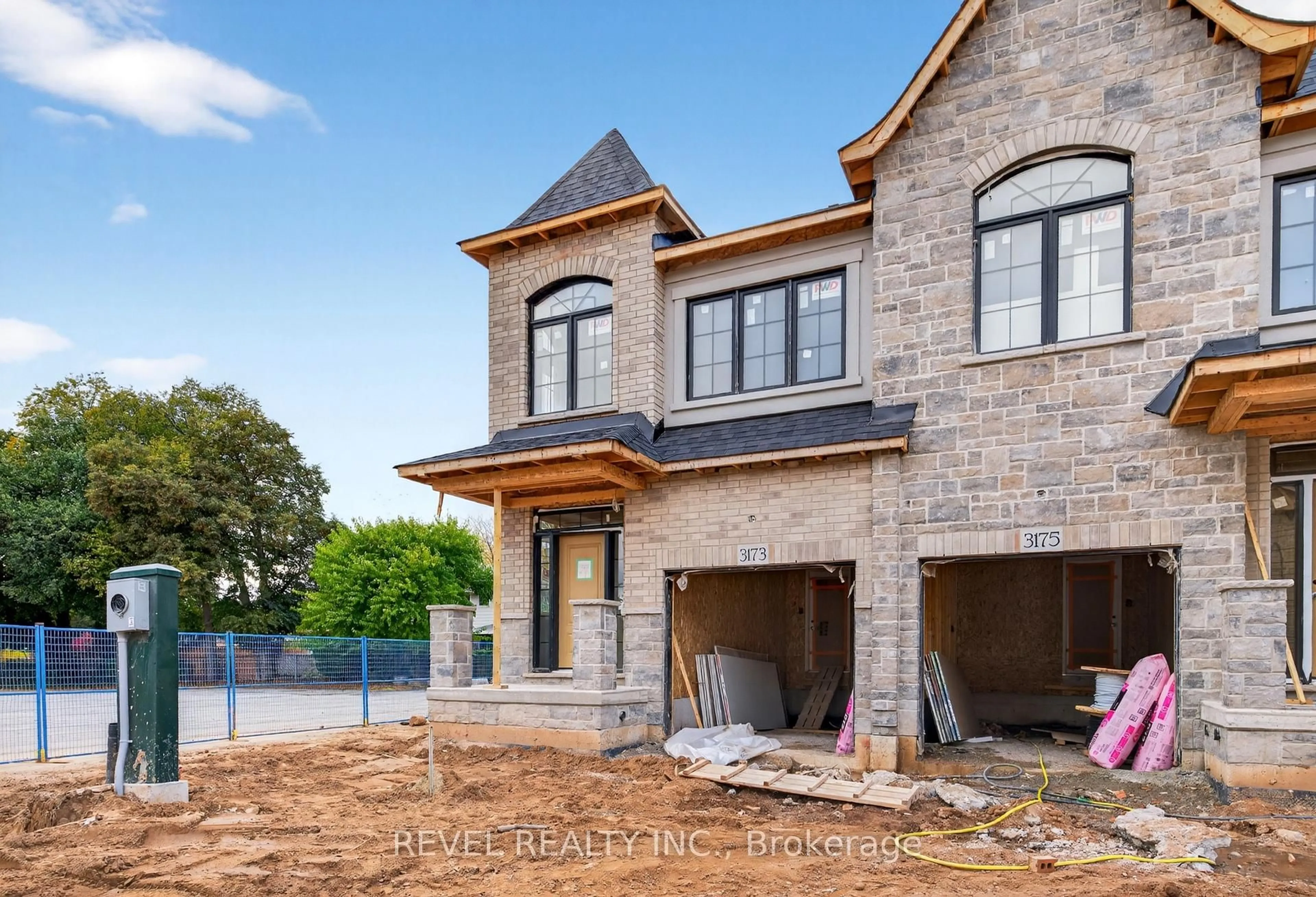 Home with brick exterior material, building for 600 Maplehill Dr #1, Burlington Ontario L7N 2W3