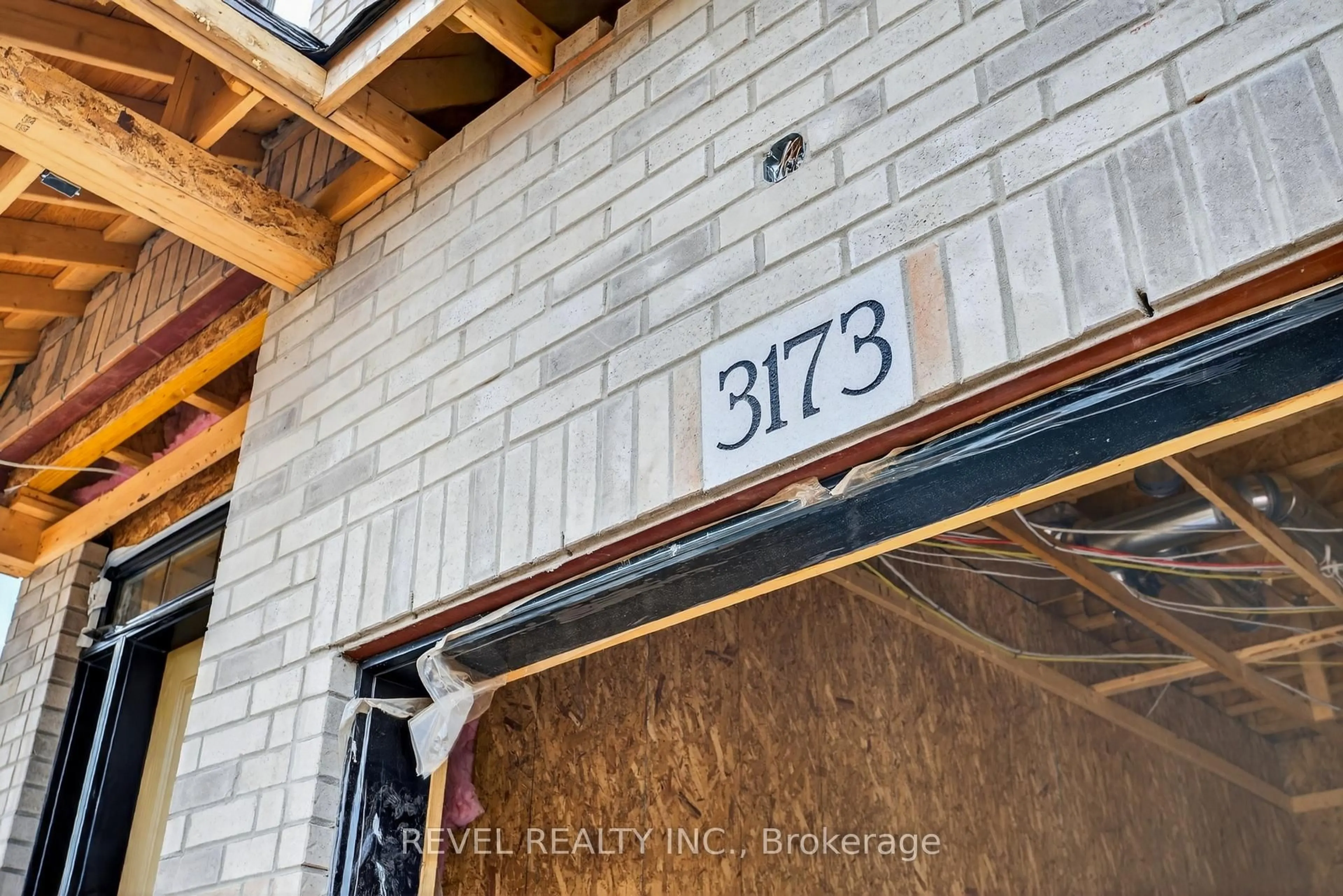 Indoor entryway for 600 Maplehill Dr #1, Burlington Ontario L7N 2W3