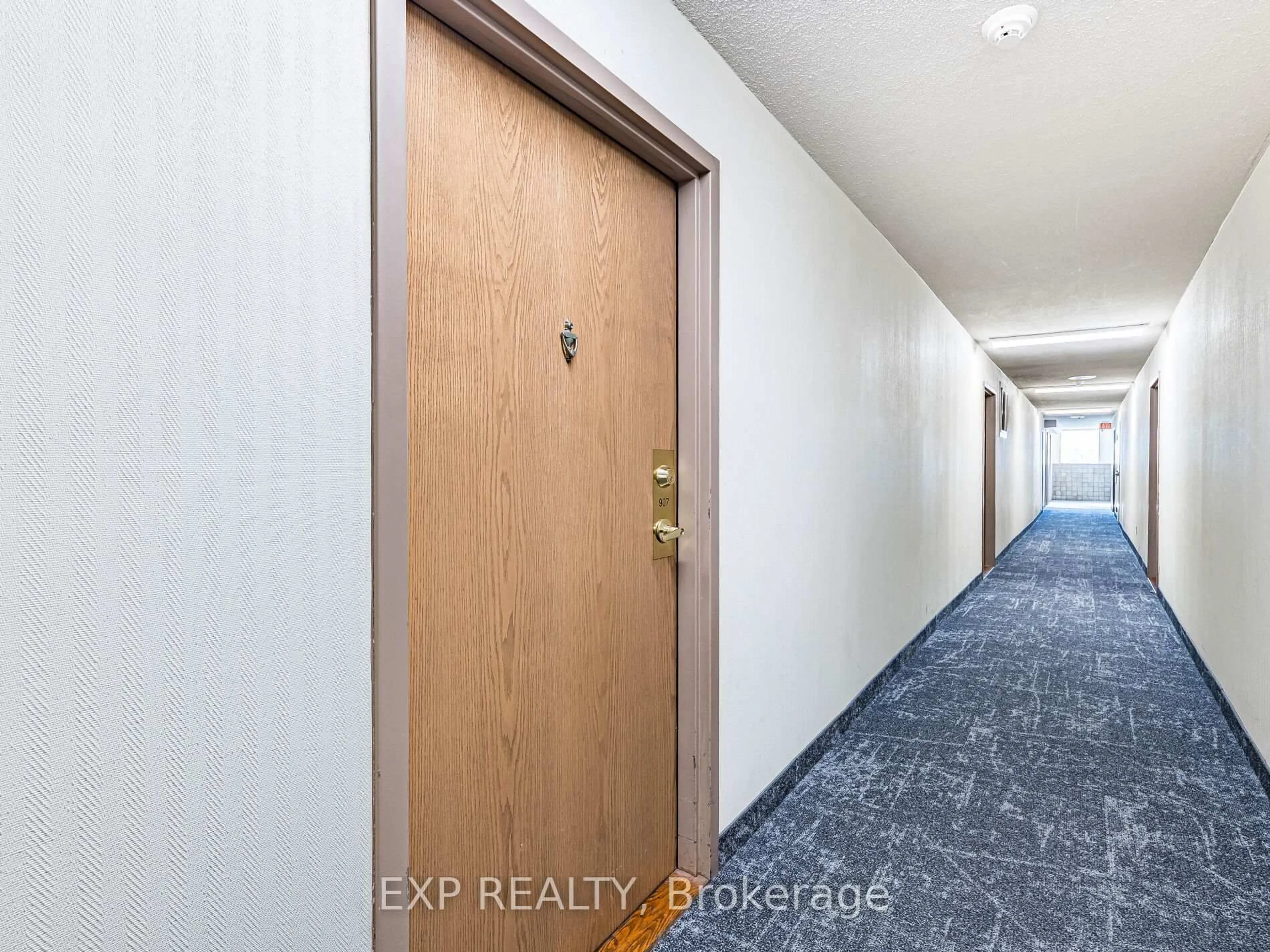 Indoor entryway for 25 Agnes St #907, Mississauga Ontario L5B 3X7