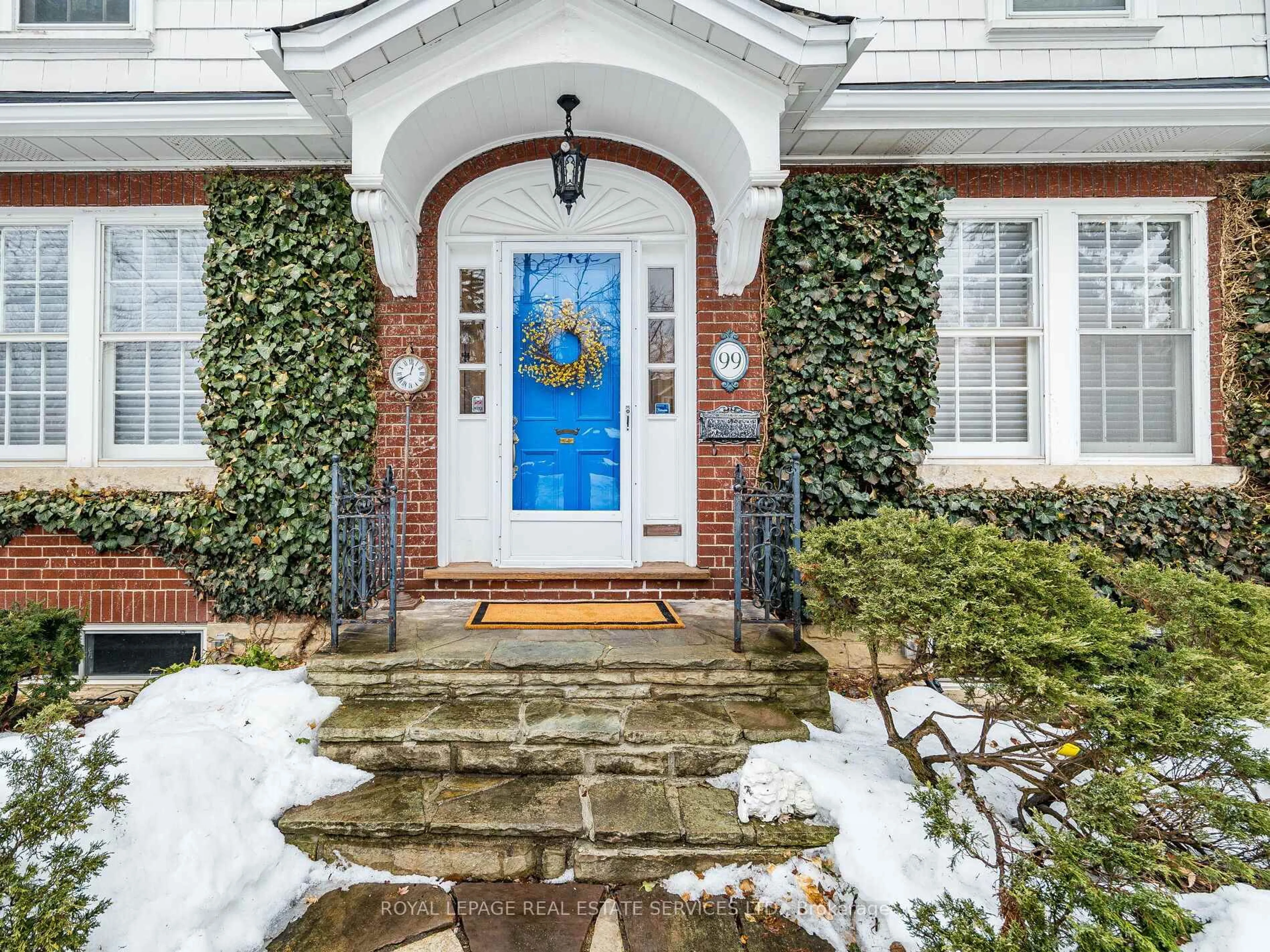 Indoor entryway for 99 Elizabeth St, Brampton Ontario L6Y 1R4