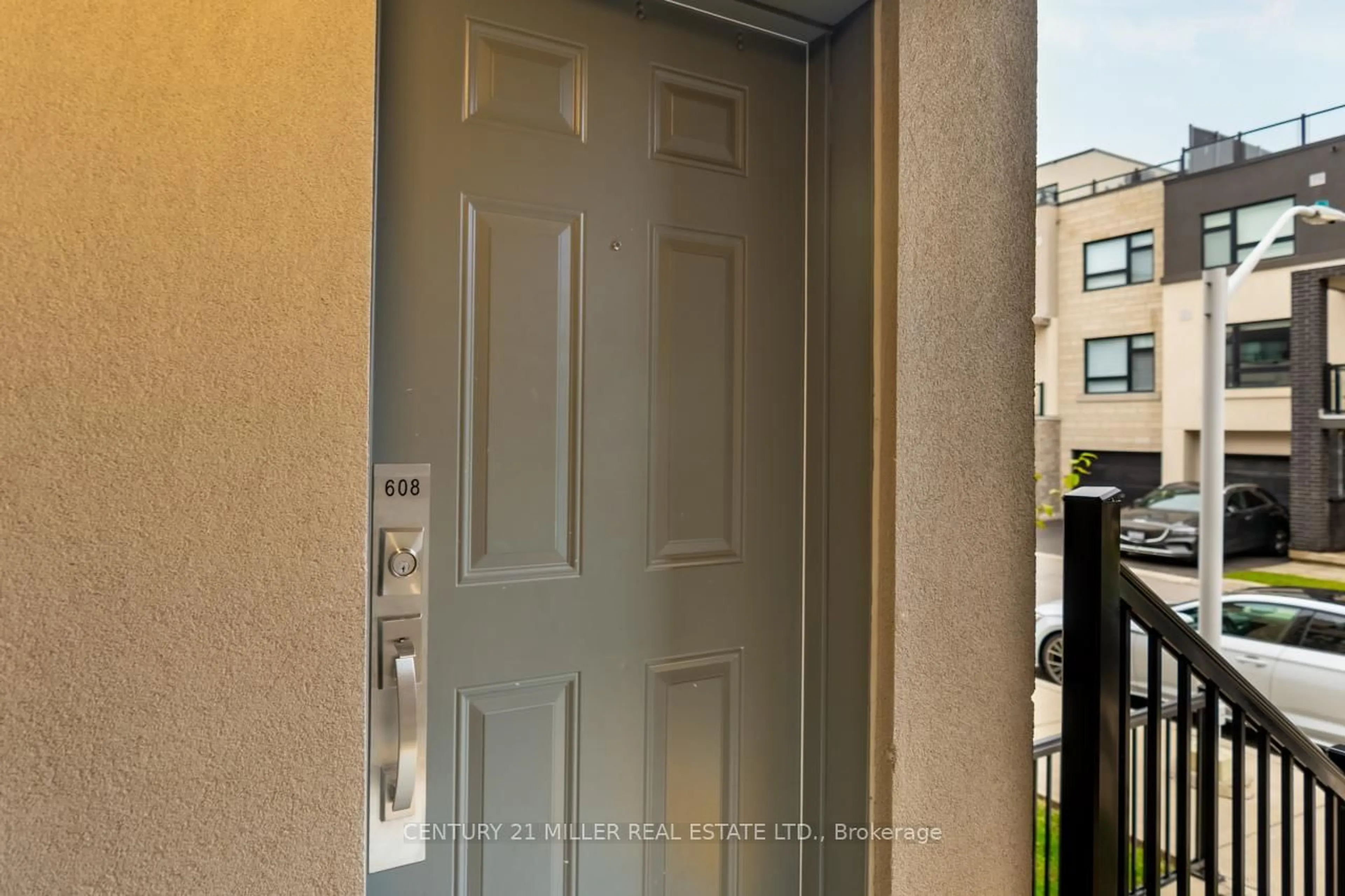 Indoor entryway for 1129 Cooke Blvd #608, Burlington Ontario L7T 0C3