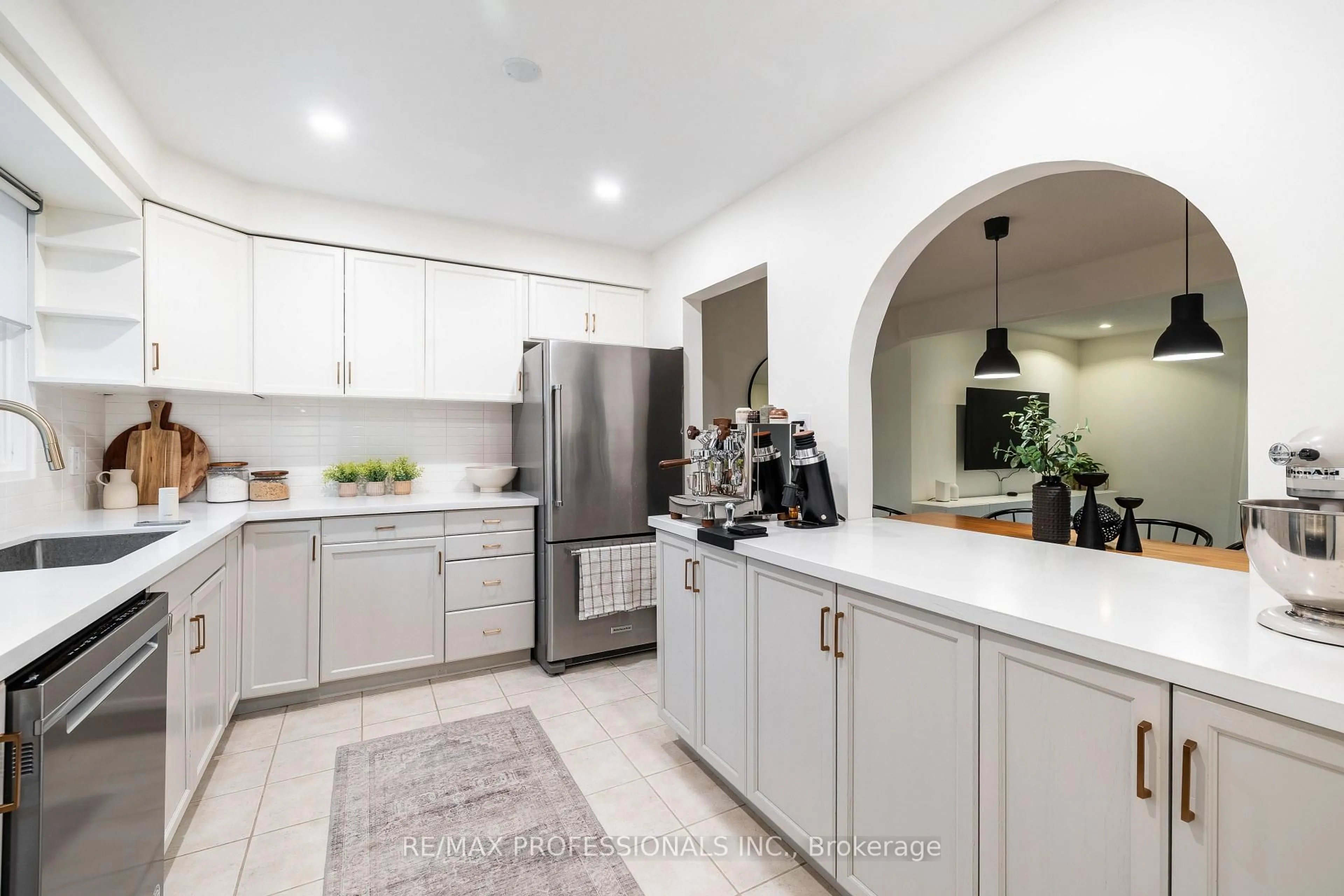 Open concept kitchen, ceramic/tile floor for 6699 Falconer Dr #TH65, Mississauga Ontario L5N 2E3