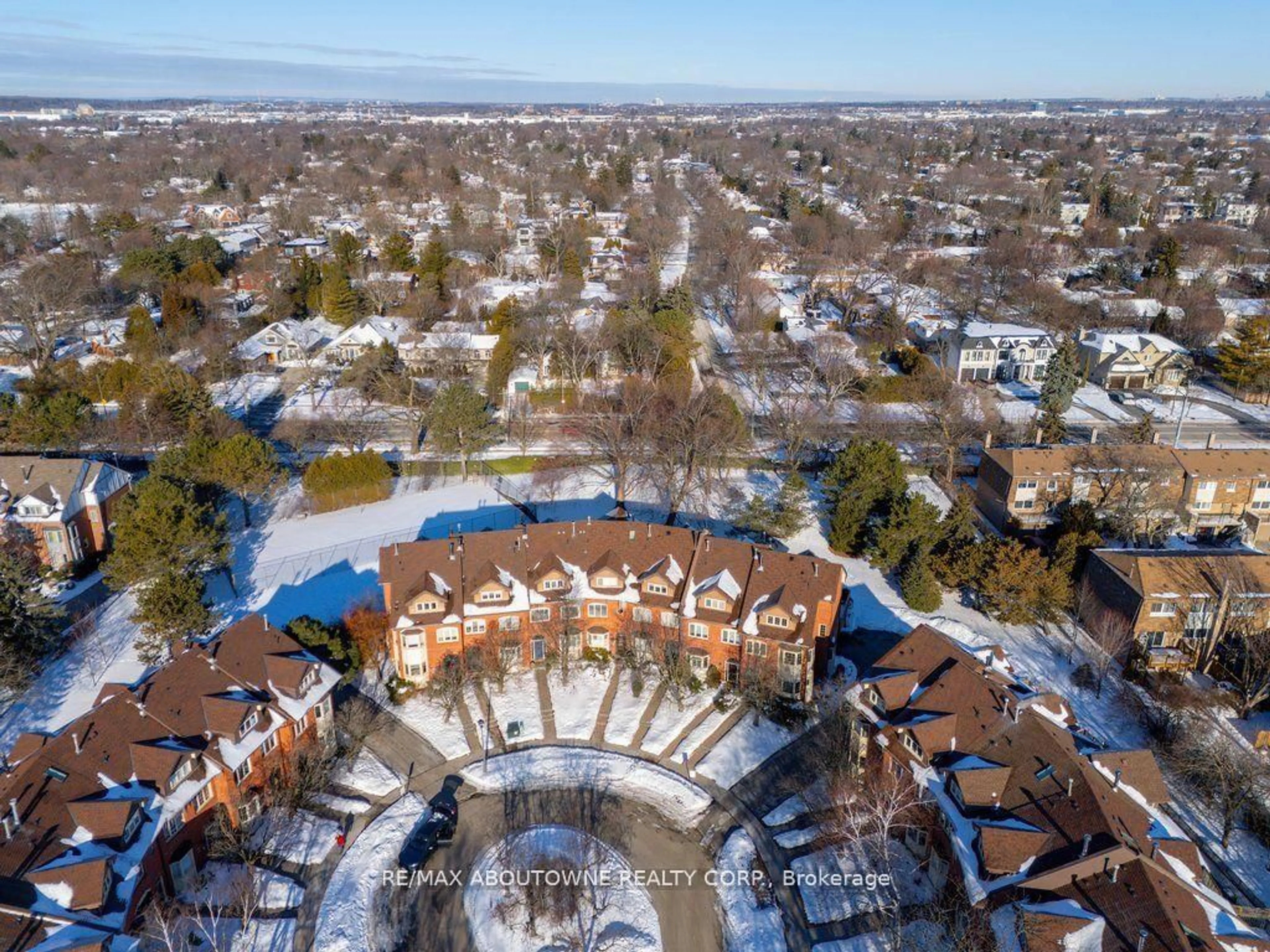 A pic from outside/outdoor area/front of a property/back of a property/a pic from drone, city buildings view from balcony for 63 TRADEWIND Dr, Oakville Ontario L6L 6K8