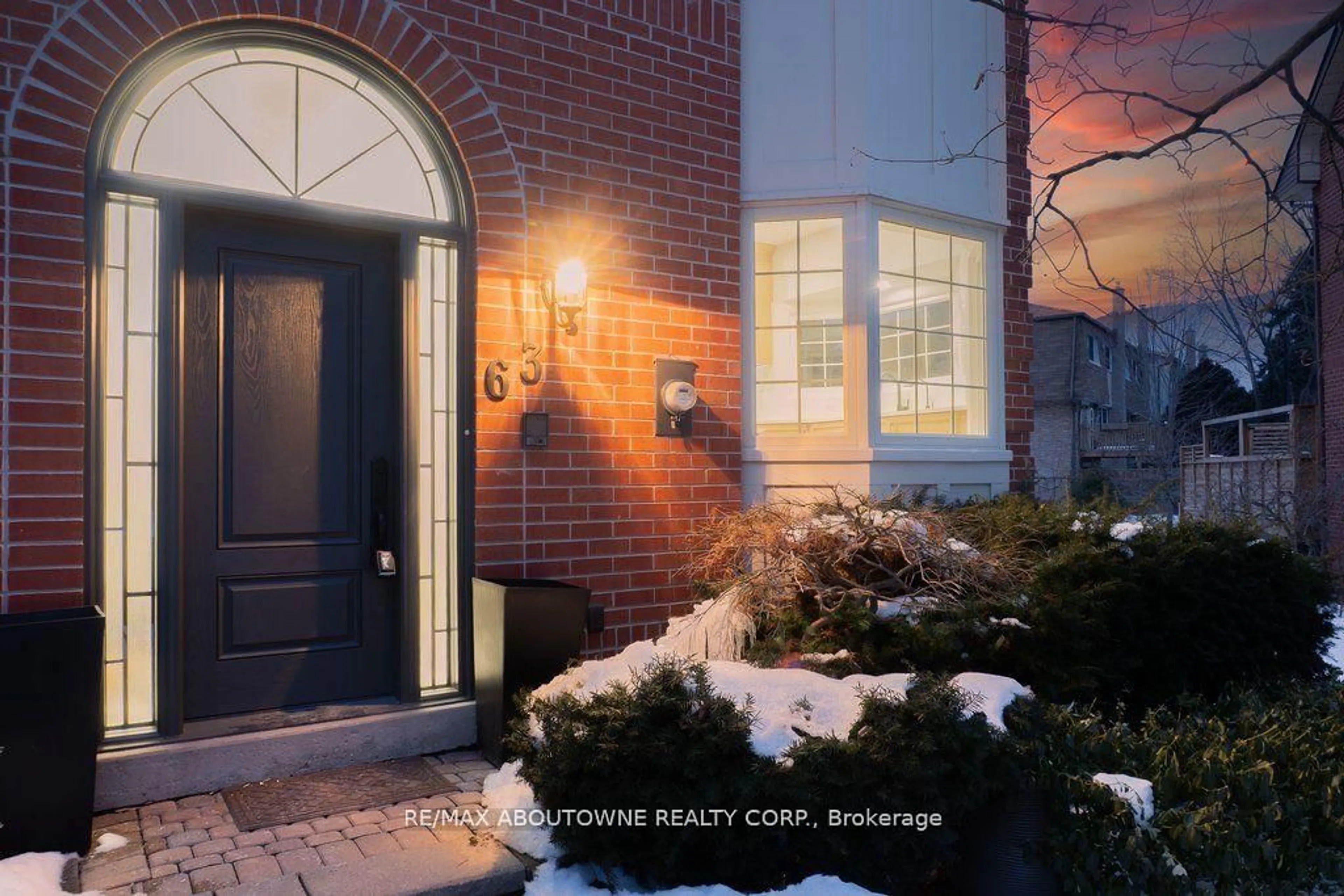 Indoor entryway for 63 TRADEWIND Dr, Oakville Ontario L6L 6K8