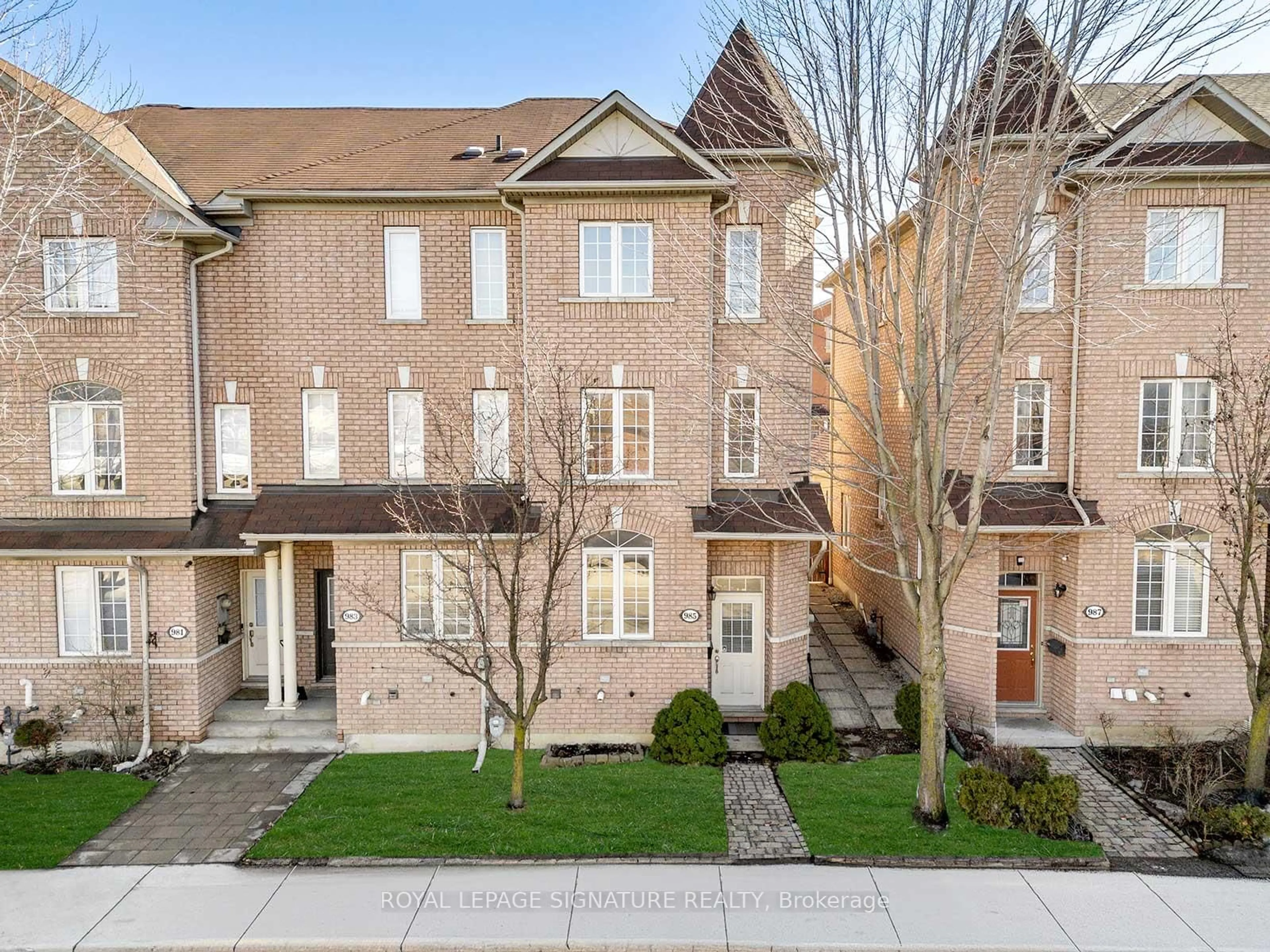 A pic from outside/outdoor area/front of a property/back of a property/a pic from drone, street for 985 Roselawn Ave, Toronto Ontario M6B 4M9