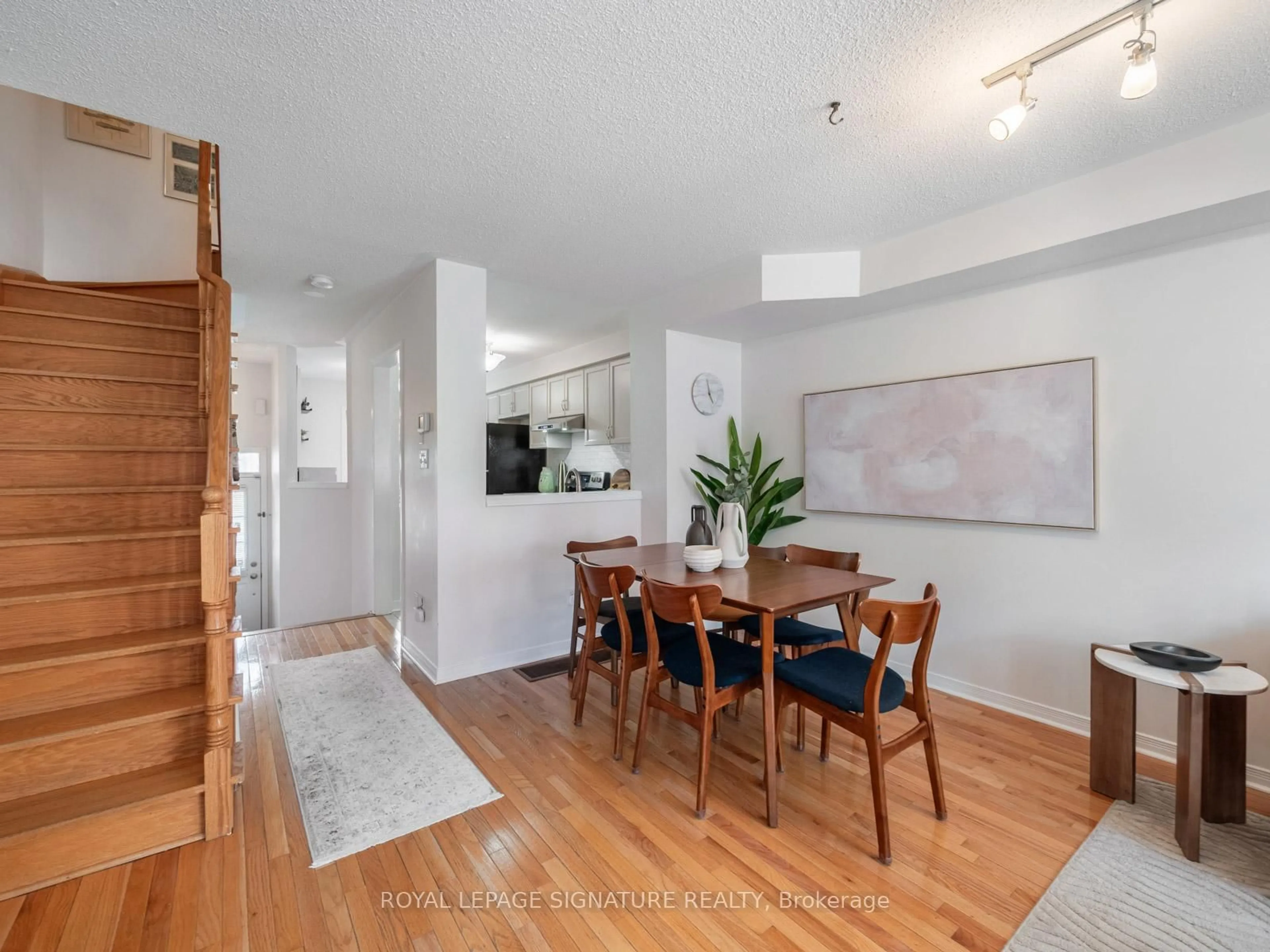Dining room, unknown for 985 Roselawn Ave, Toronto Ontario M6B 4M9