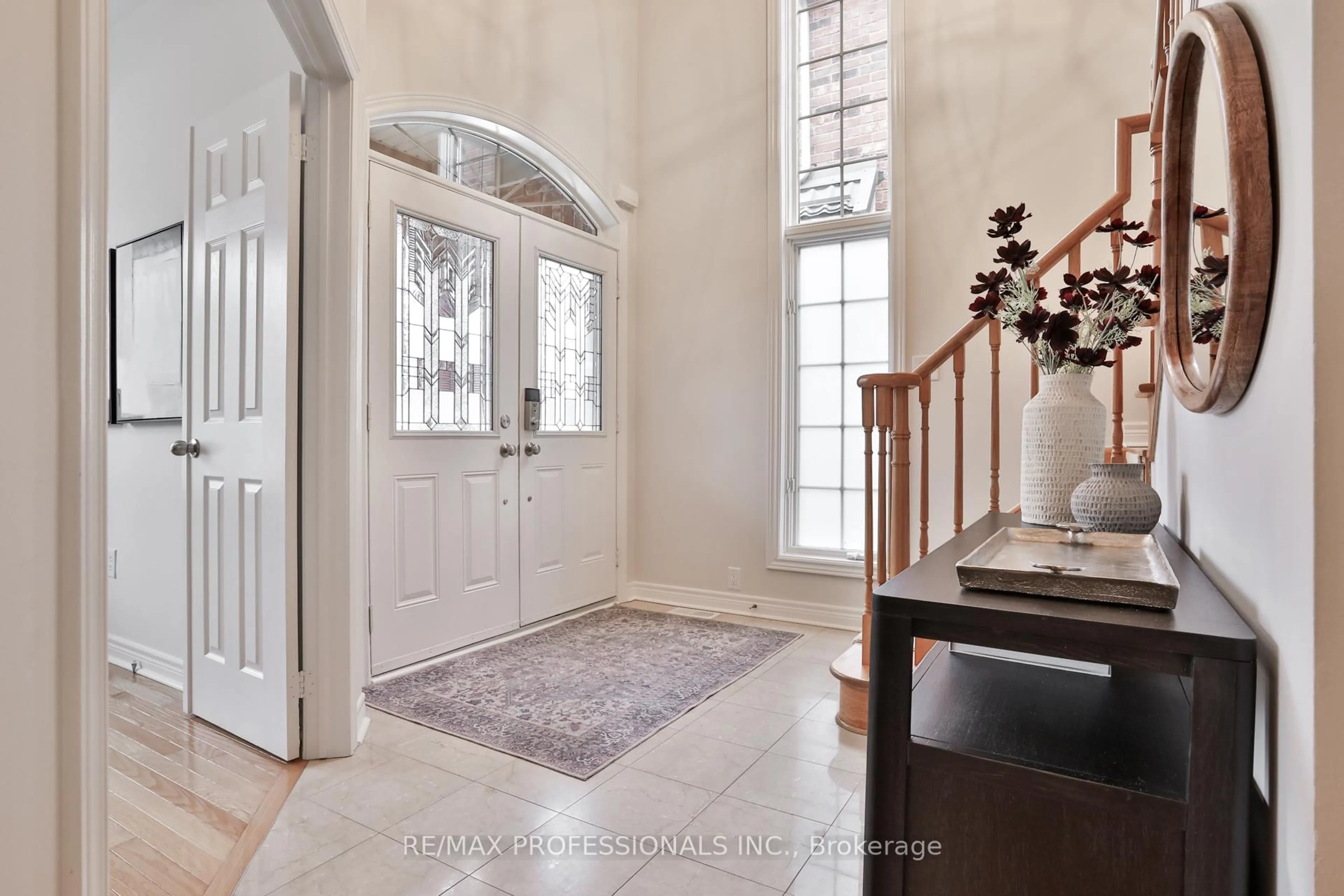 Indoor entryway for 29 Callisto Crt, Mississauga Ontario L5M 0A1