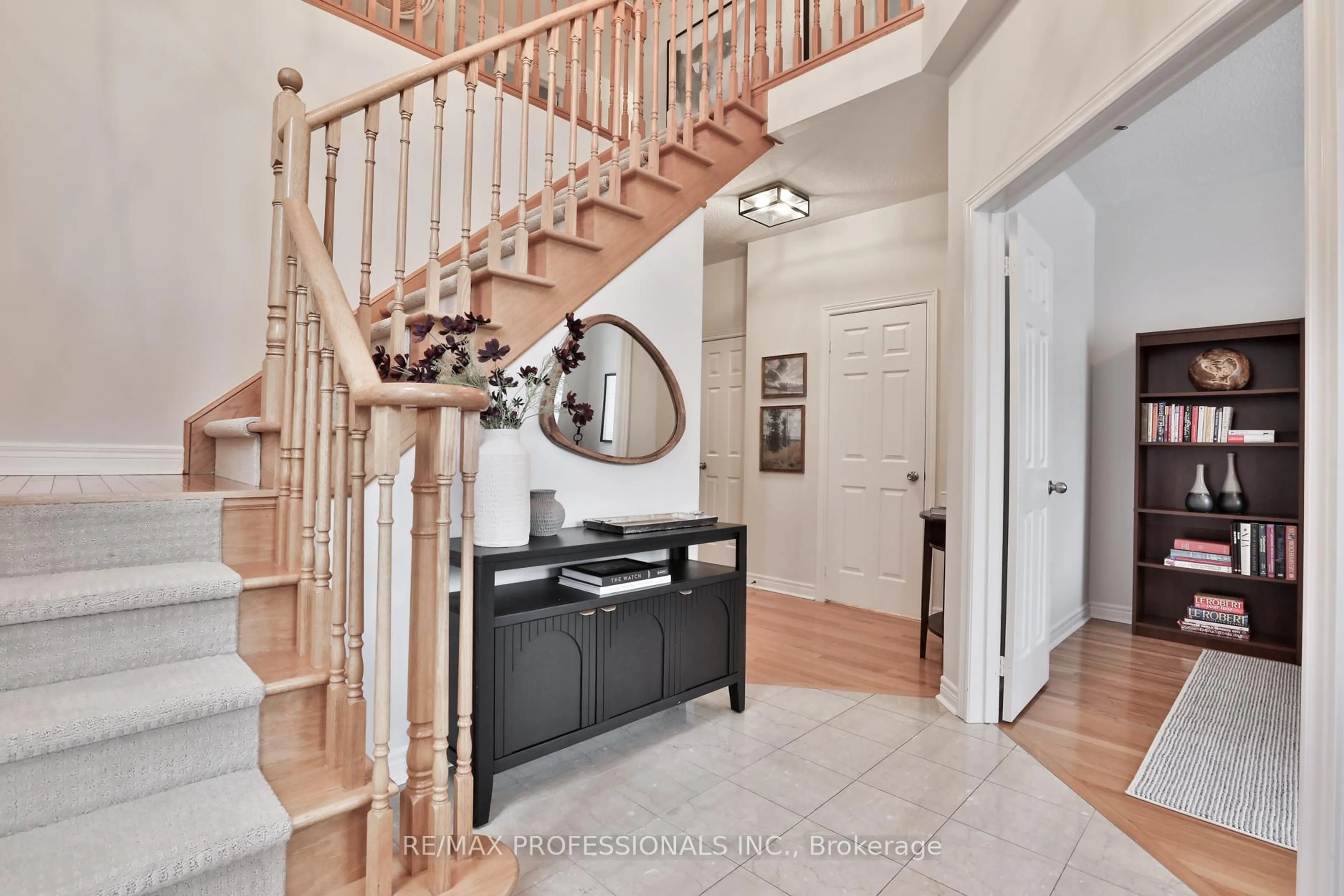 Indoor entryway for 29 Callisto Crt, Mississauga Ontario L5M 0A1