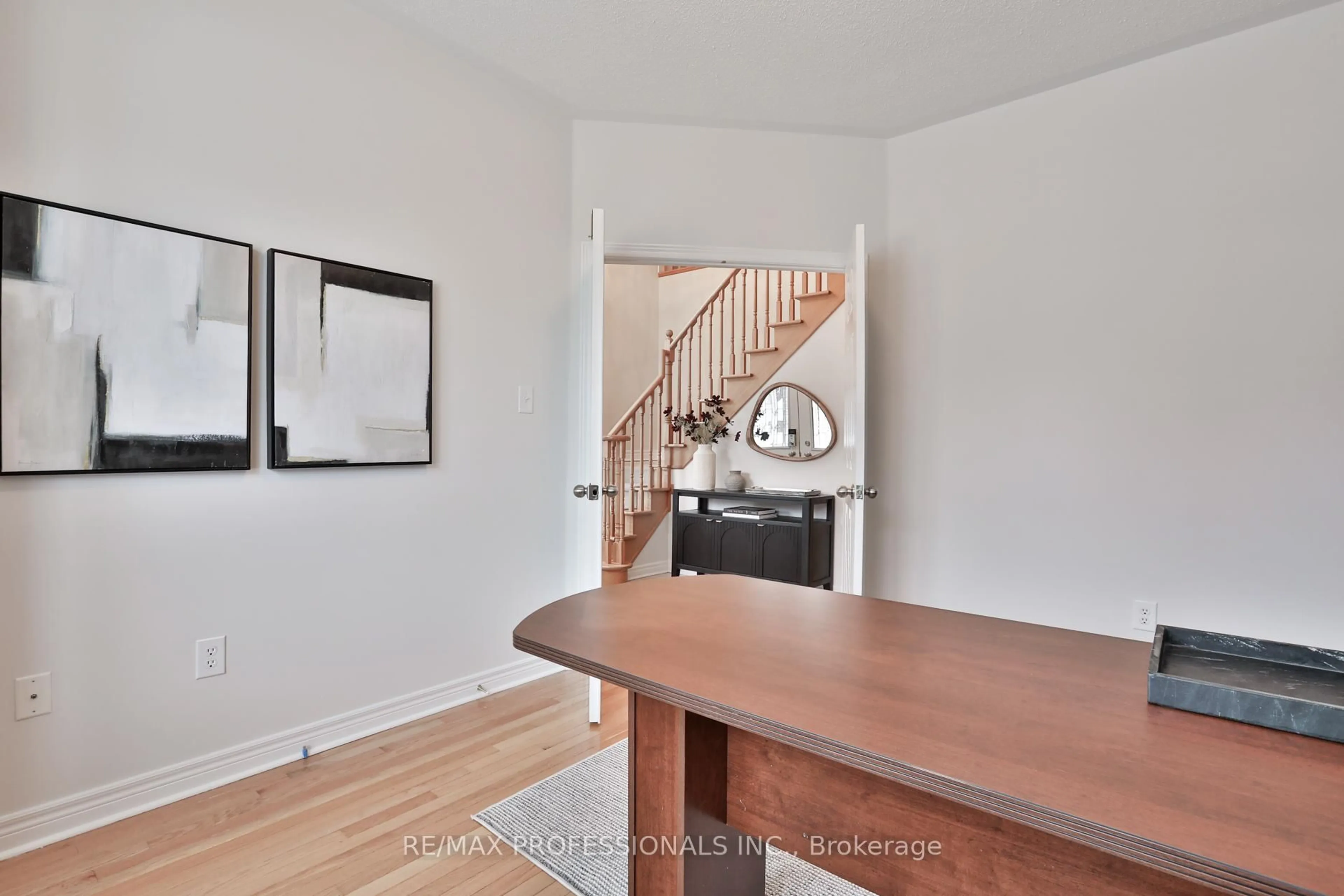 Indoor entryway for 29 Callisto Crt, Mississauga Ontario L5M 0A1