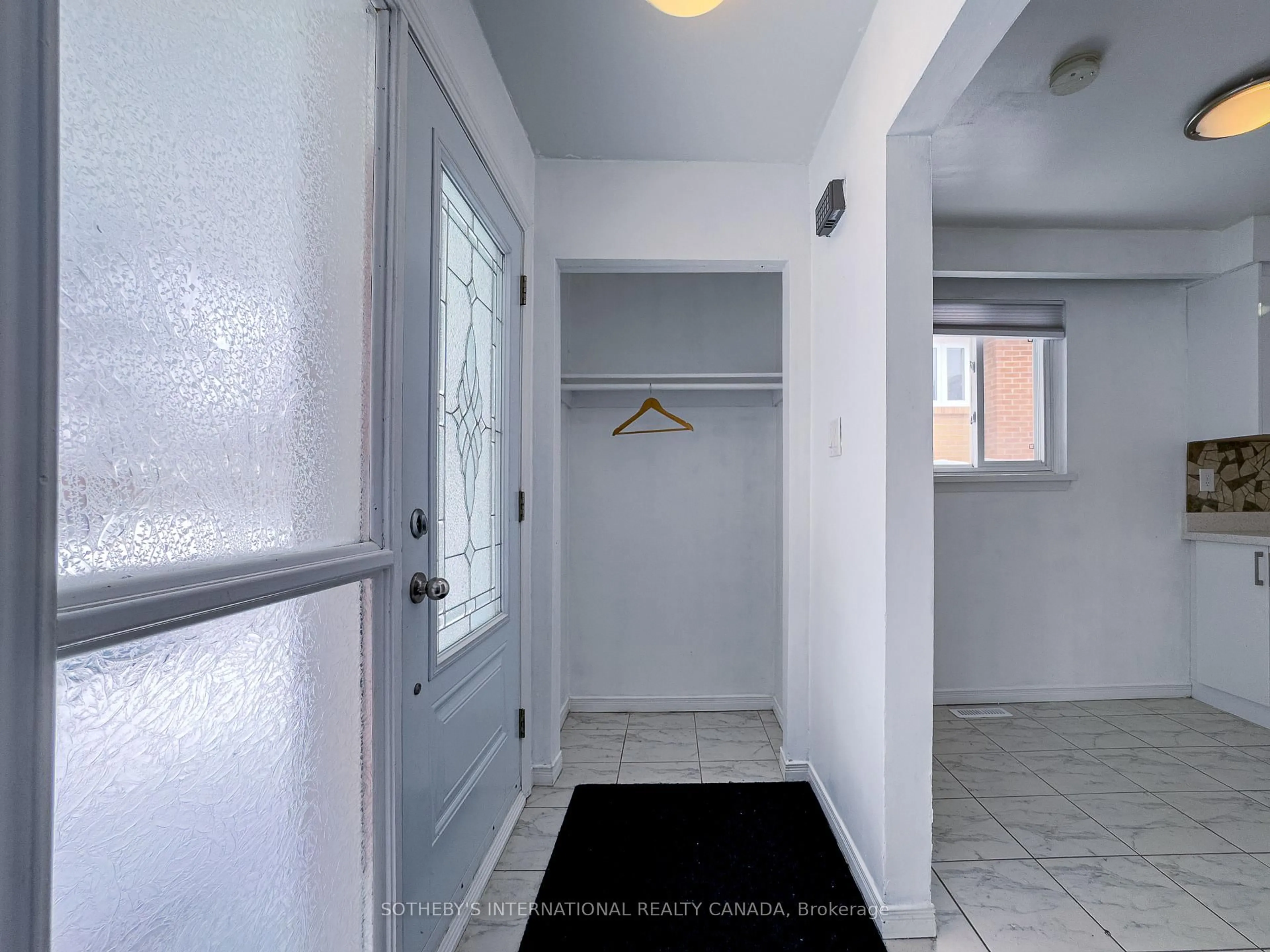 Indoor entryway for 3240 Trisha Dwns, Mississauga Ontario L5A 2A7