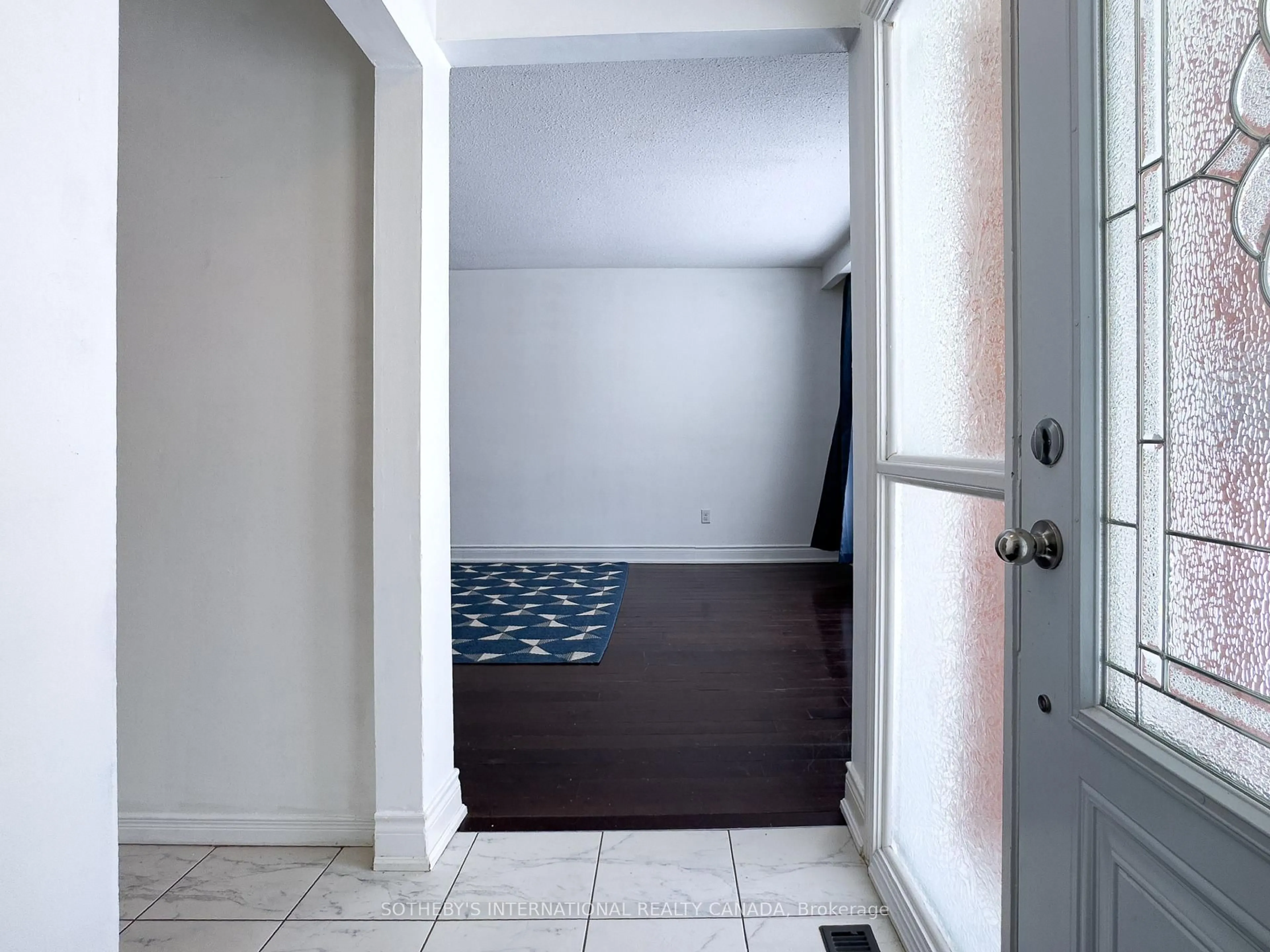 Indoor entryway for 3240 Trisha Dwns, Mississauga Ontario L5A 2A7