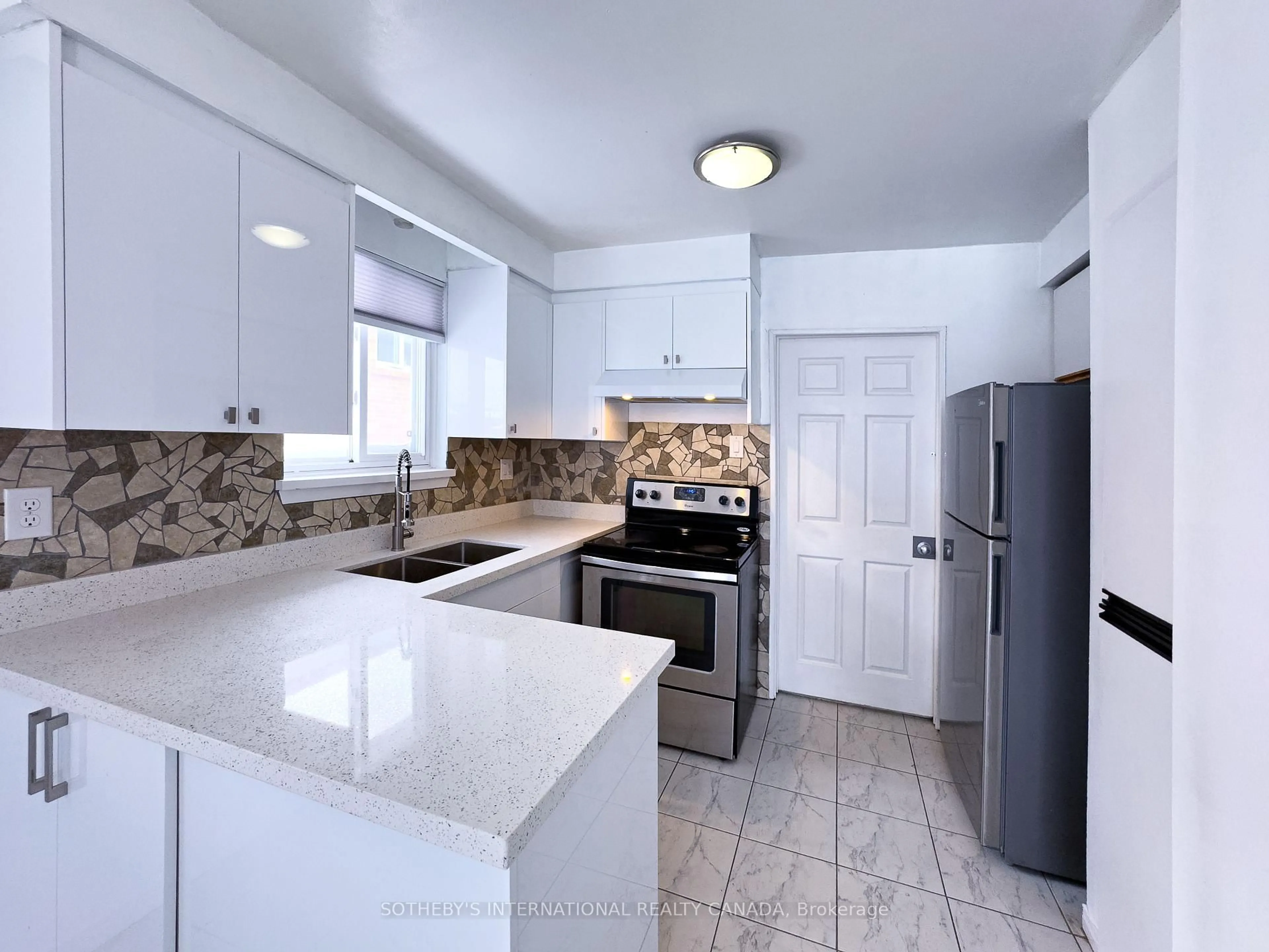 Standard kitchen, ceramic/tile floor for 3240 Trisha Dwns, Mississauga Ontario L5A 2A7