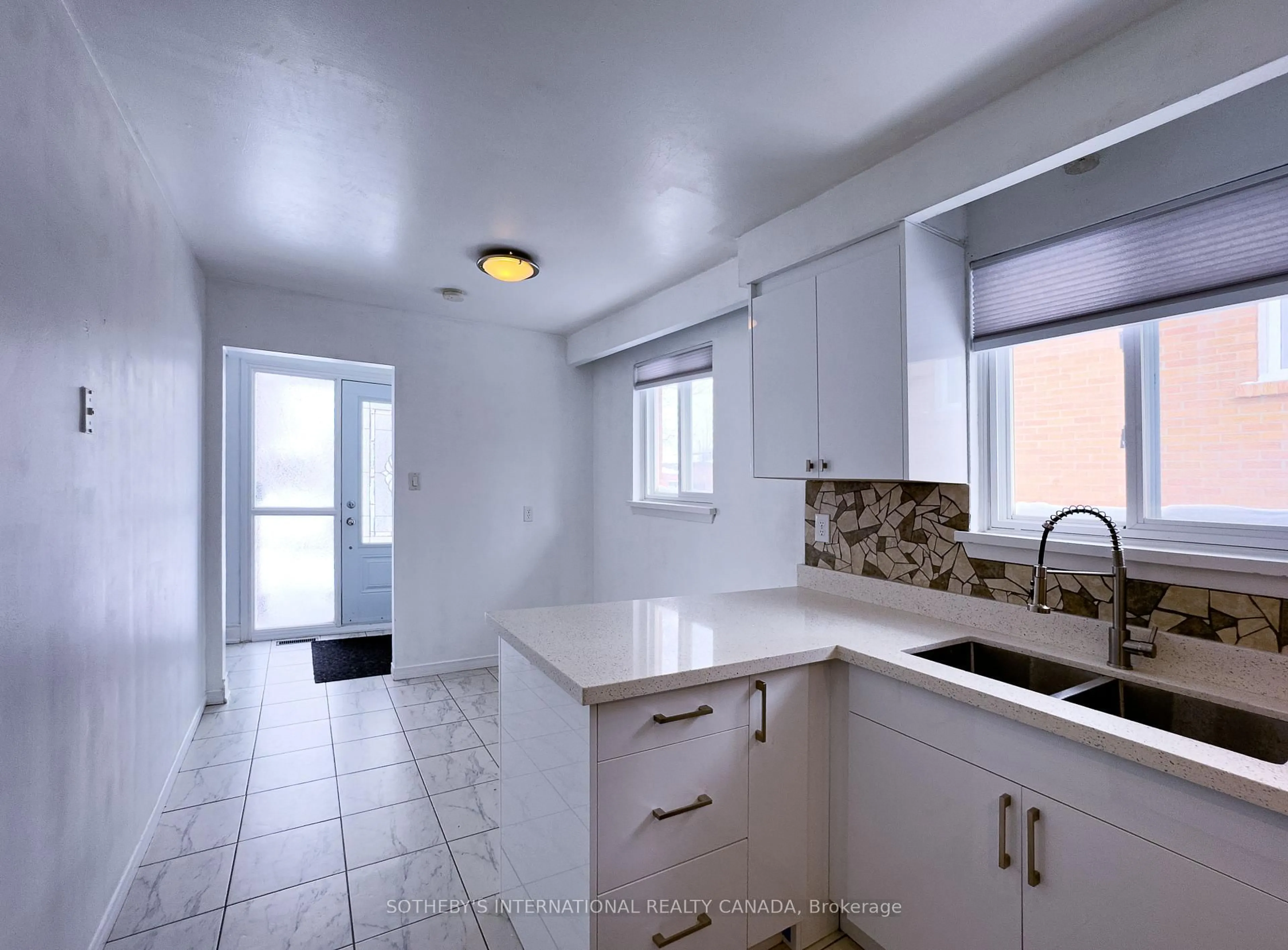 Standard kitchen, ceramic/tile floor for 3240 Trisha Dwns, Mississauga Ontario L5A 2A7