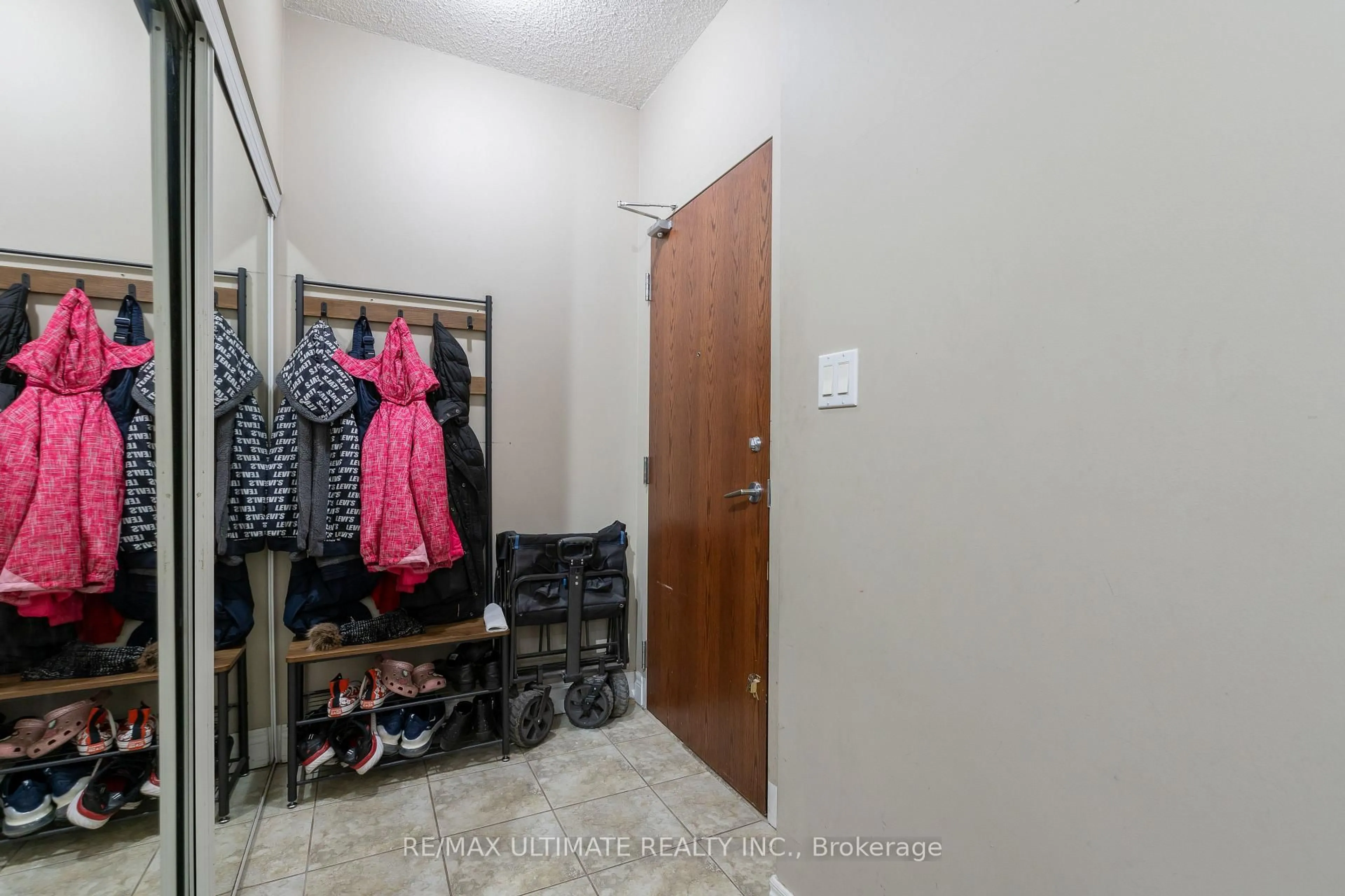 Indoor foyer for 2772 Keele St #105, Toronto Ontario M3M 0A3