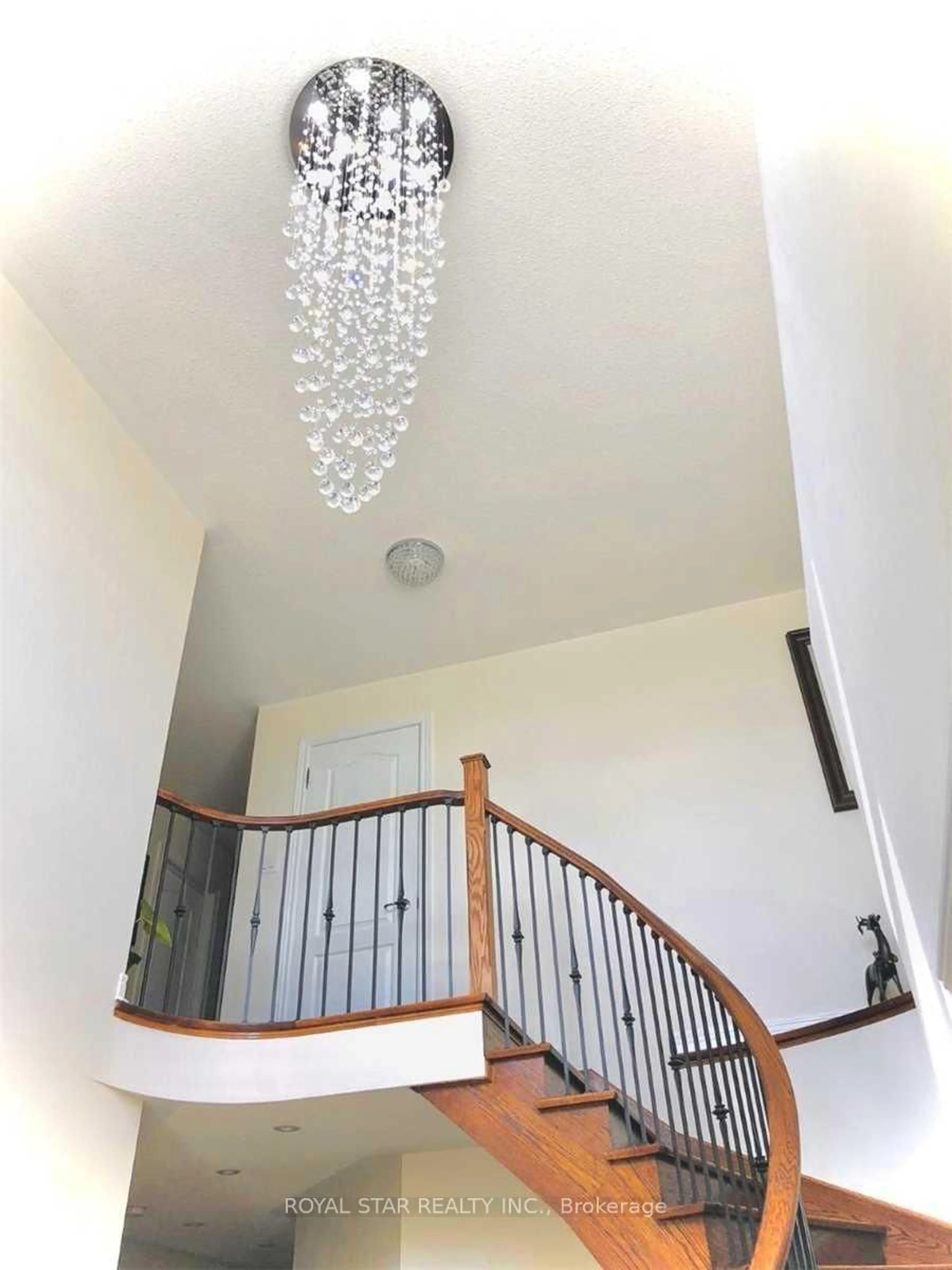 Indoor foyer for 38 Riverglen St, Brampton Ontario L6P 3C1