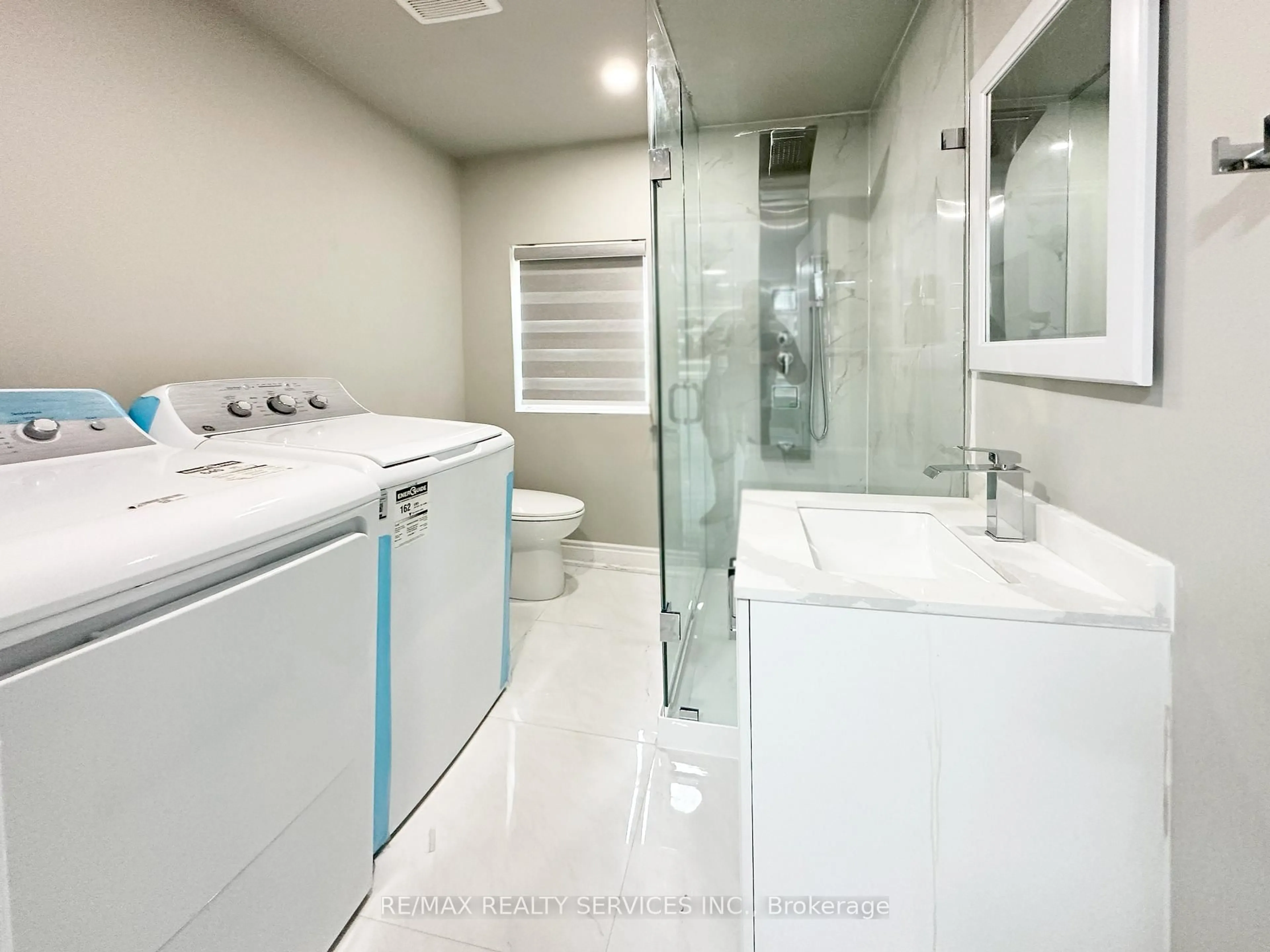 Contemporary bathroom, ceramic/tile floor for 93 Mill St, Brampton Ontario L6X 1T7