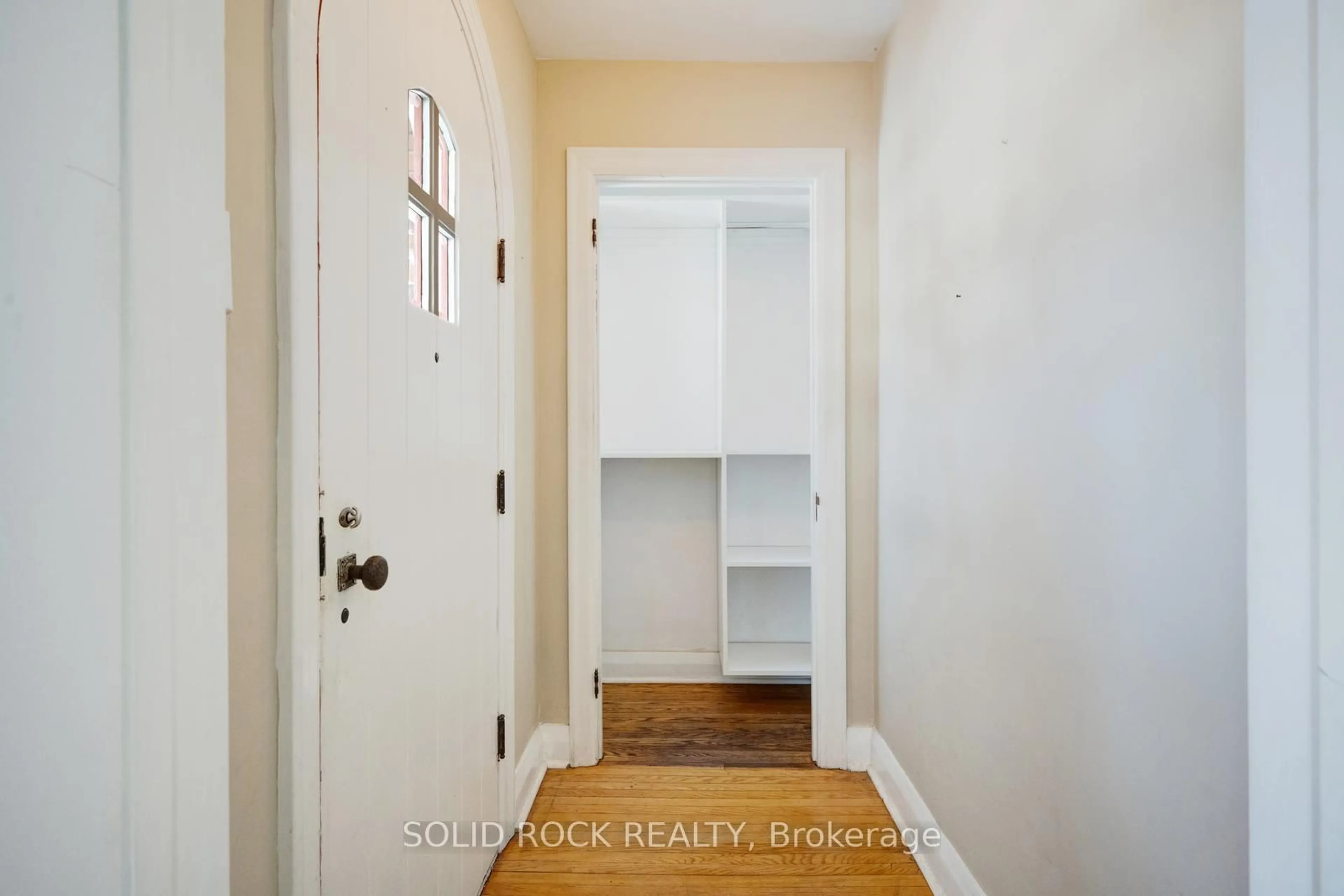 Indoor entryway for 117 Mill St, Brampton Ontario L6Y 1T4