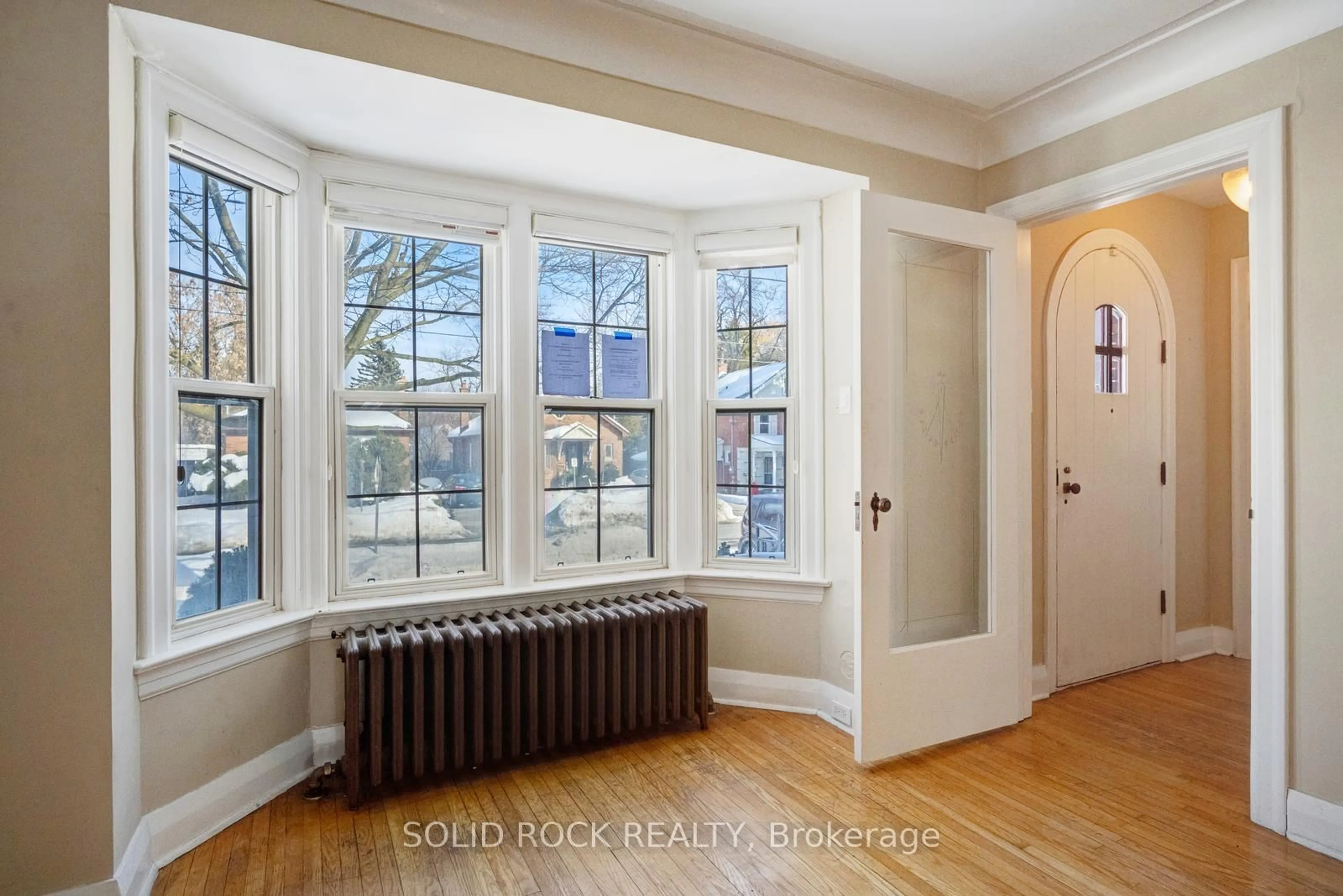 Indoor entryway for 117 Mill St, Brampton Ontario L6Y 1T4