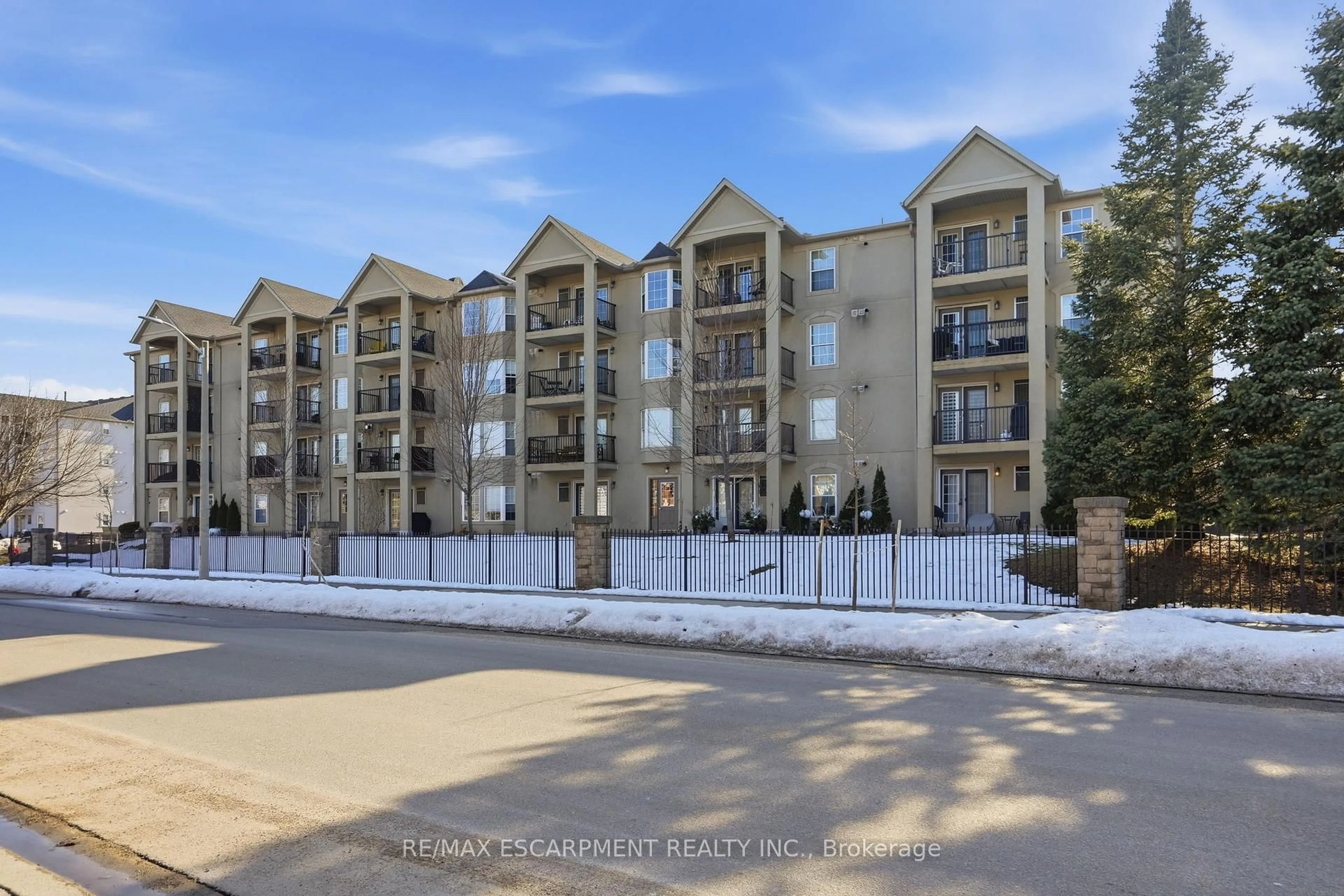 A pic from outside/outdoor area/front of a property/back of a property/a pic from drone, unknown for 1431 Walkers Line #309, Burlington Ontario L7M 4P3