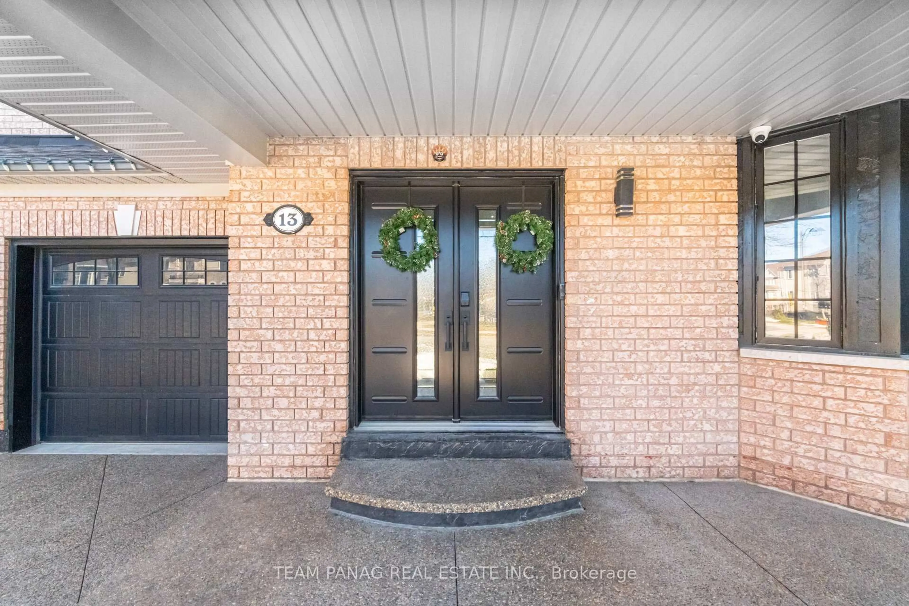 Indoor entryway for 13 Donwoods Crt, Brampton Ontario L6P 1C5