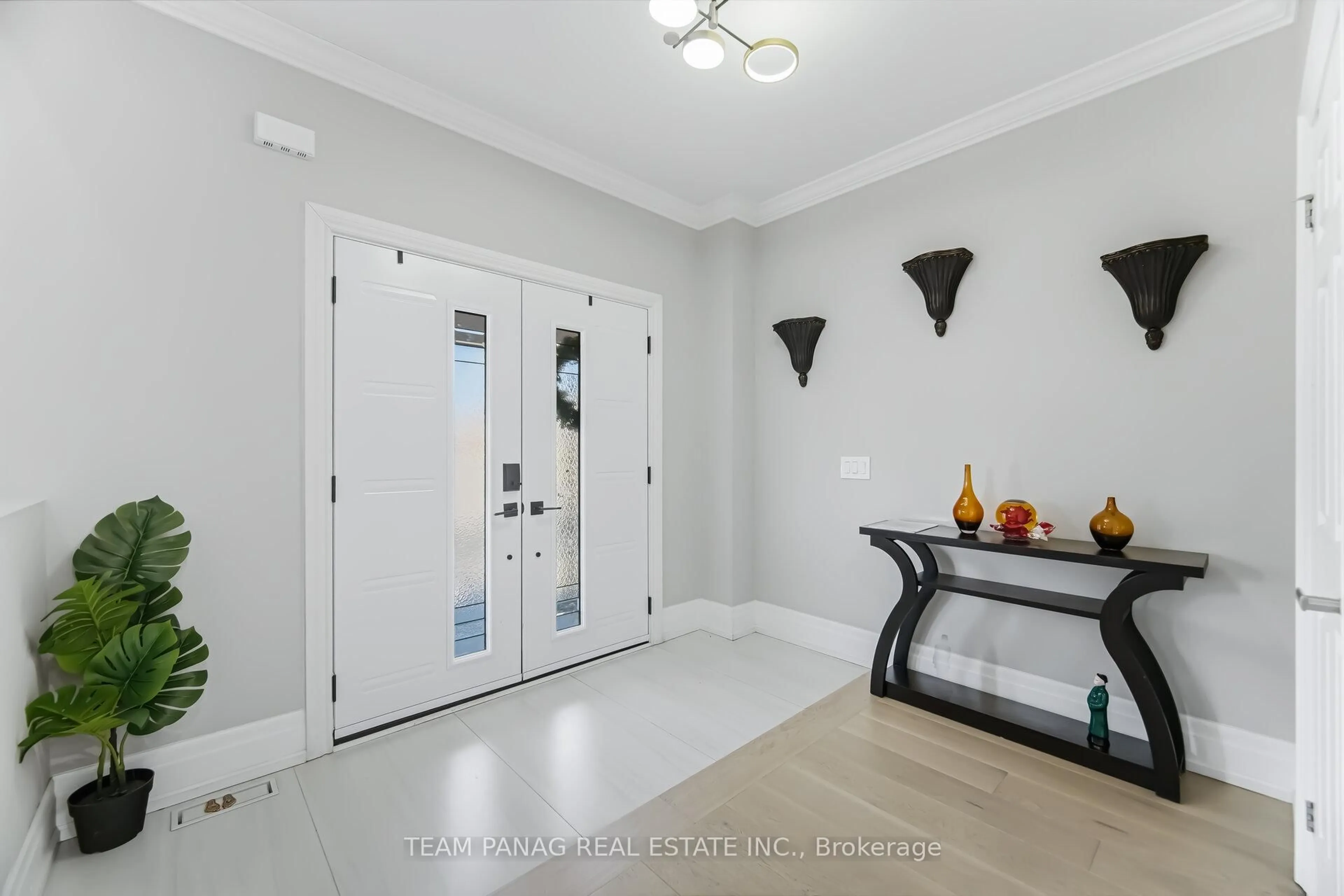 Indoor entryway for 13 Donwoods Crt, Brampton Ontario L6P 1C5