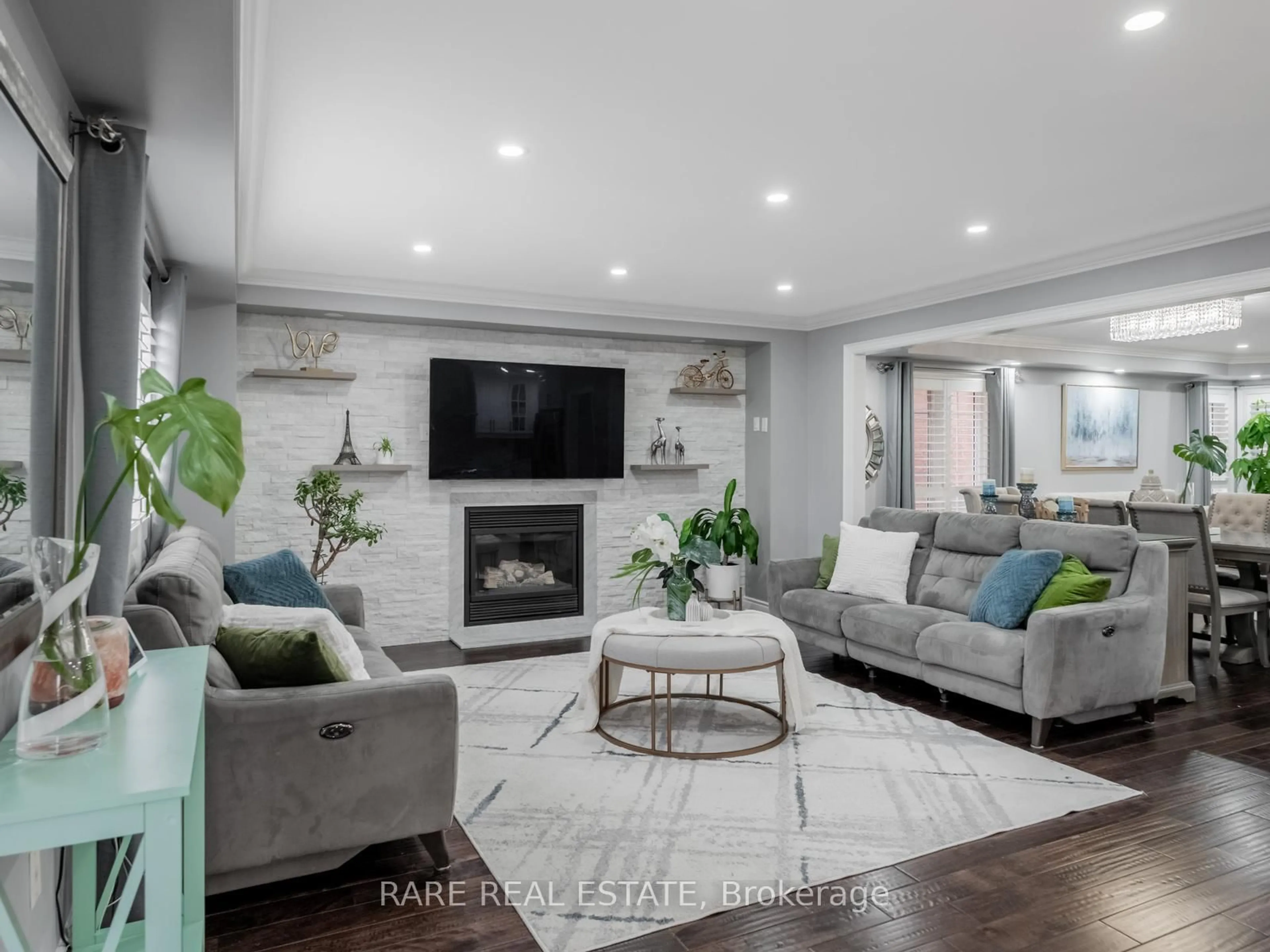 Living room with furniture, unknown for 33 SOUTHBEND Dr, Brampton Ontario L7A 1K5